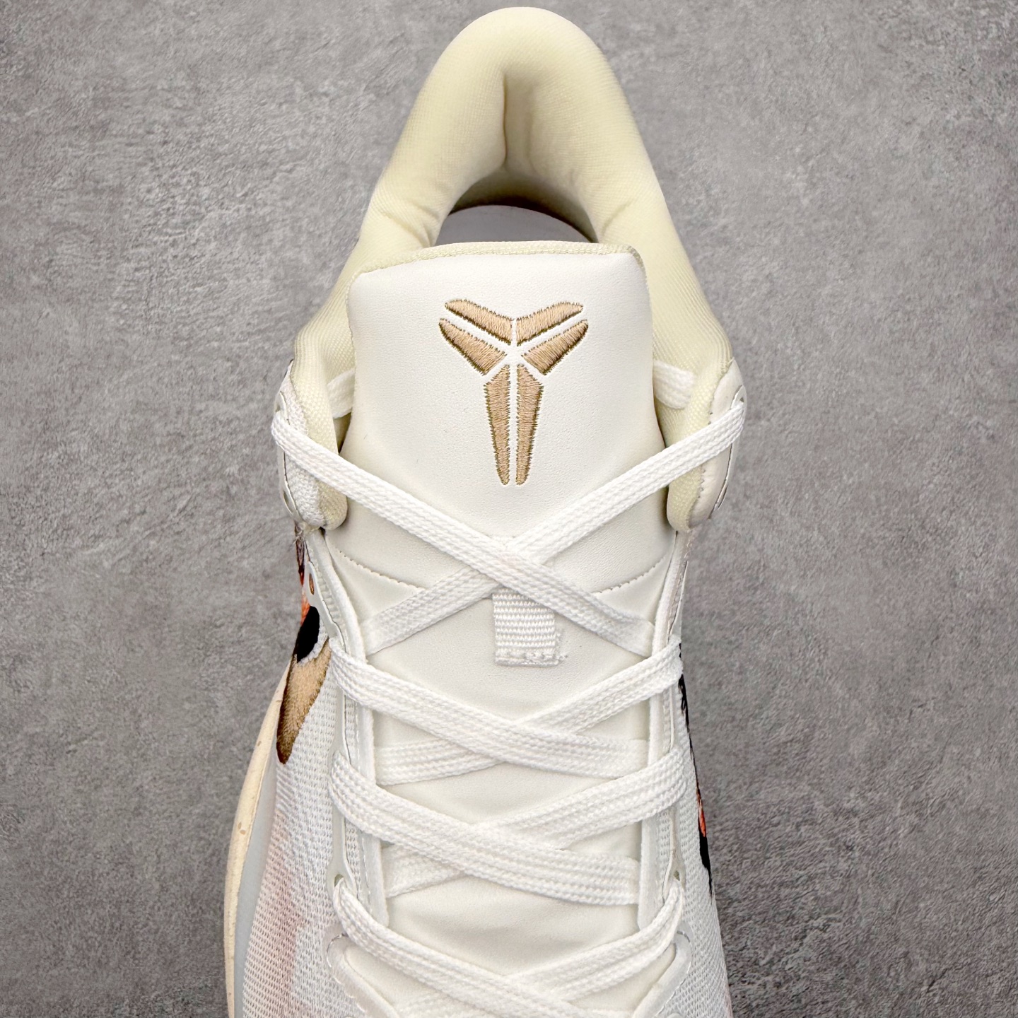 图片[5]-NK Zoom Kobe 8 Protro 科比八代实战篮球鞋 马年定制CYN配色 Eric Avar 这一次在设计中将轻盈发挥到了极致 鞋面采用了更加轻盈、更加强韧的创新的Flywire 2.0技术 球鞋重量更加轻质 重量仅为10.6盎司 内靴设计也使得穿着更加舒适 中底的配置则依日是可靠的zoom气垫和碳板的搭配 外底有个小细节令人十分喜欢 将纹路做成了心电图状 寓意科比对于篮球的喜爱 尺码：40 40.5 41 42 42.5 43 44 44.5 45 46-选品中心