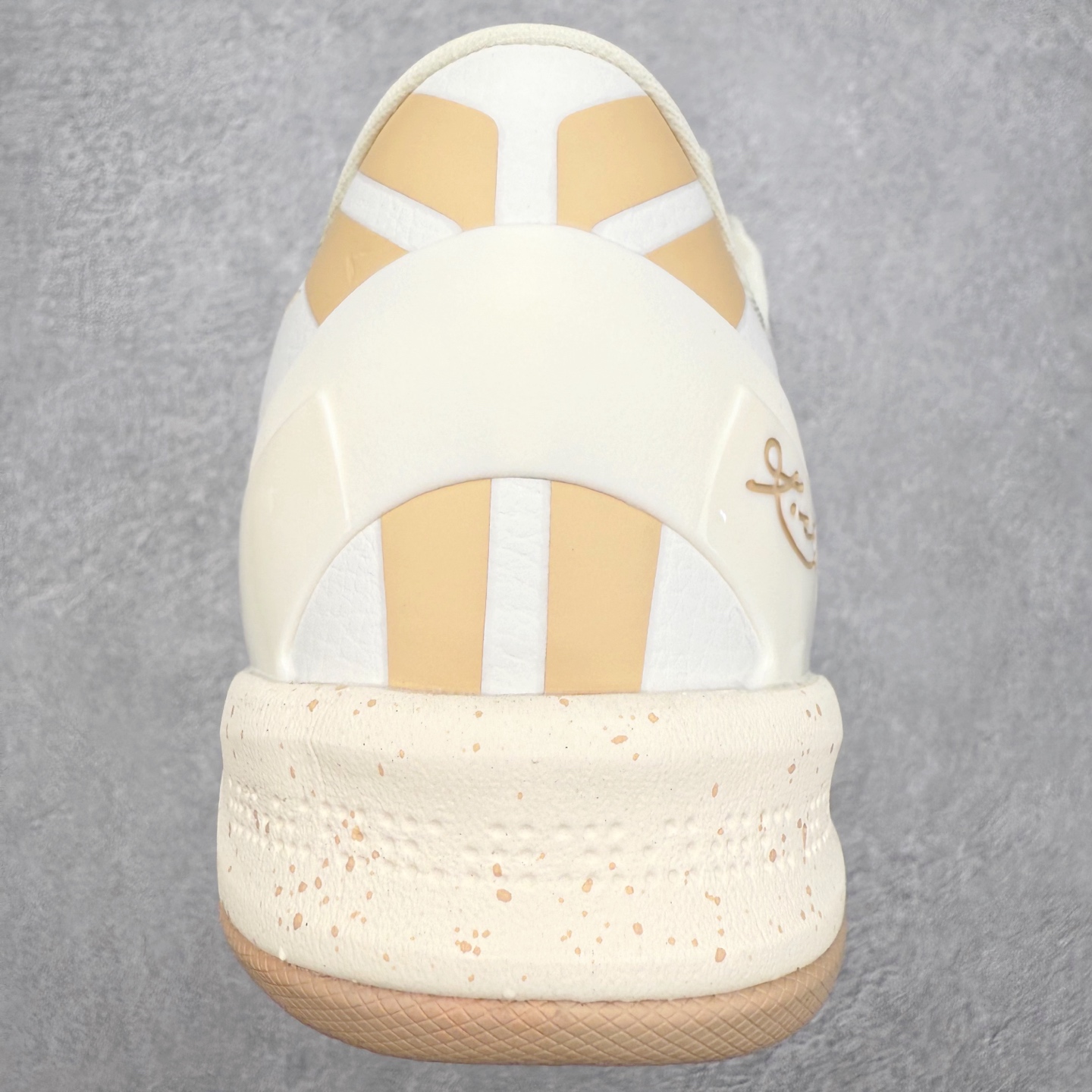 图片[8]-NK Zoom Kobe 8 Protro 科比八代实战篮球鞋 马年定制CYN配色 Eric Avar 这一次在设计中将轻盈发挥到了极致 鞋面采用了更加轻盈、更加强韧的创新的Flywire 2.0技术 球鞋重量更加轻质 重量仅为10.6盎司 内靴设计也使得穿着更加舒适 中底的配置则依日是可靠的zoom气垫和碳板的搭配 外底有个小细节令人十分喜欢 将纹路做成了心电图状 寓意科比对于篮球的喜爱 尺码：40 40.5 41 42 42.5 43 44 44.5 45 46-选品中心