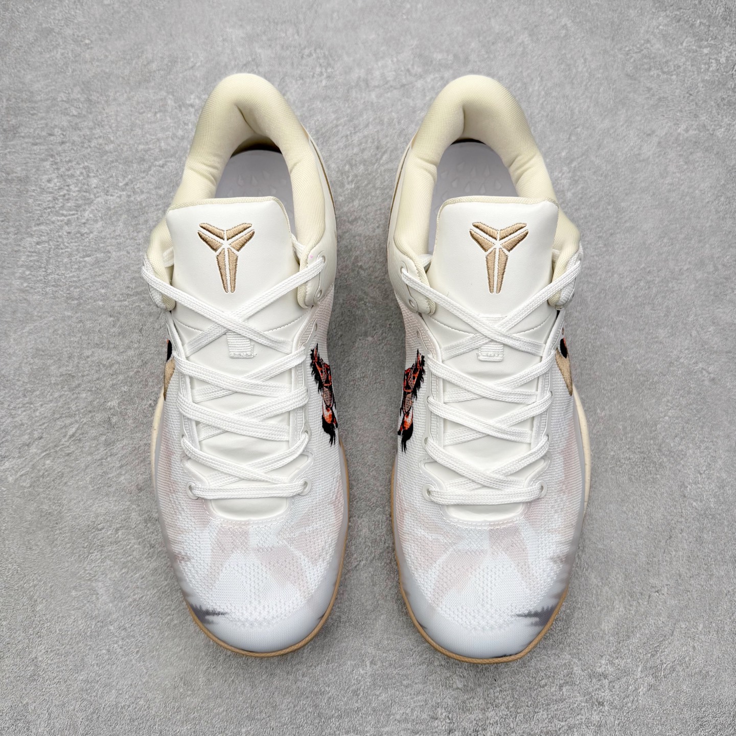 图片[2]-NK Zoom Kobe 8 Protro 科比八代实战篮球鞋 马年定制CYN配色 Eric Avar 这一次在设计中将轻盈发挥到了极致 鞋面采用了更加轻盈、更加强韧的创新的Flywire 2.0技术 球鞋重量更加轻质 重量仅为10.6盎司 内靴设计也使得穿着更加舒适 中底的配置则依日是可靠的zoom气垫和碳板的搭配 外底有个小细节令人十分喜欢 将纹路做成了心电图状 寓意科比对于篮球的喜爱 尺码：40 40.5 41 42 42.5 43 44 44.5 45 46-选品中心