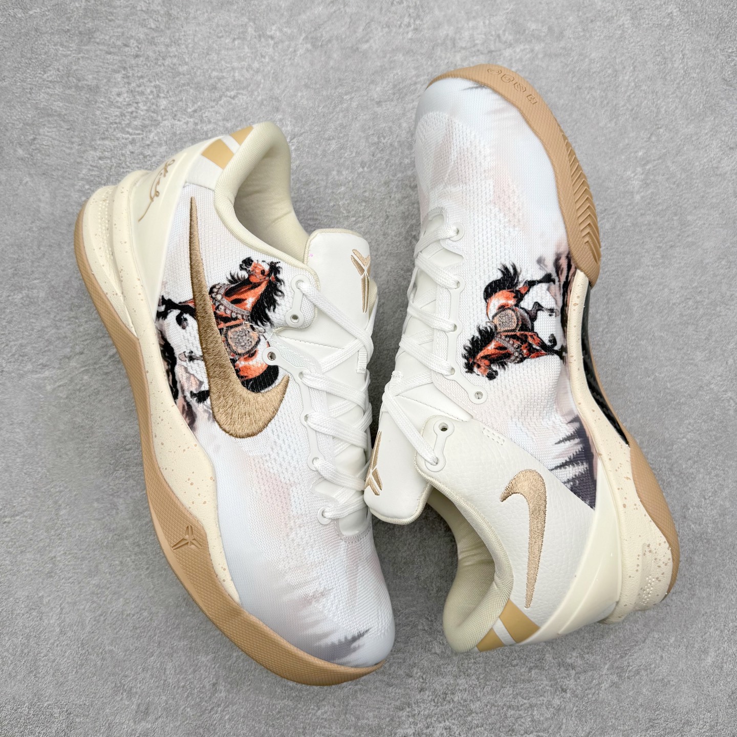 图片[3]-NK Zoom Kobe 8 Protro 科比八代实战篮球鞋 马年定制CYN配色 Eric Avar 这一次在设计中将轻盈发挥到了极致 鞋面采用了更加轻盈、更加强韧的创新的Flywire 2.0技术 球鞋重量更加轻质 重量仅为10.6盎司 内靴设计也使得穿着更加舒适 中底的配置则依日是可靠的zoom气垫和碳板的搭配 外底有个小细节令人十分喜欢 将纹路做成了心电图状 寓意科比对于篮球的喜爱 尺码：40 40.5 41 42 42.5 43 44 44.5 45 46-选品中心
