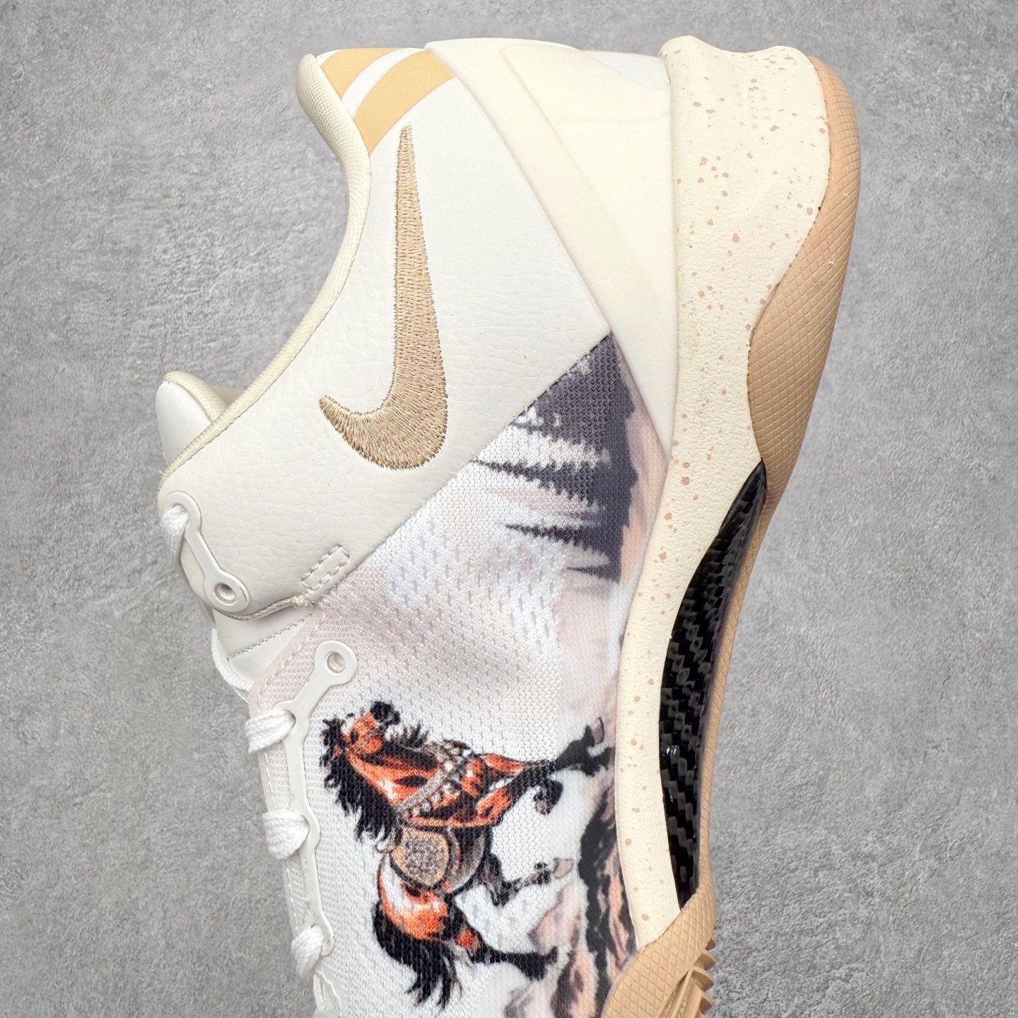图片[7]-NK Zoom Kobe 8 Protro 科比八代实战篮球鞋 马年定制CYN配色 Eric Avar 这一次在设计中将轻盈发挥到了极致 鞋面采用了更加轻盈、更加强韧的创新的Flywire 2.0技术 球鞋重量更加轻质 重量仅为10.6盎司 内靴设计也使得穿着更加舒适 中底的配置则依日是可靠的zoom气垫和碳板的搭配 外底有个小细节令人十分喜欢 将纹路做成了心电图状 寓意科比对于篮球的喜爱 尺码：40 40.5 41 42 42.5 43 44 44.5 45 46-选品中心