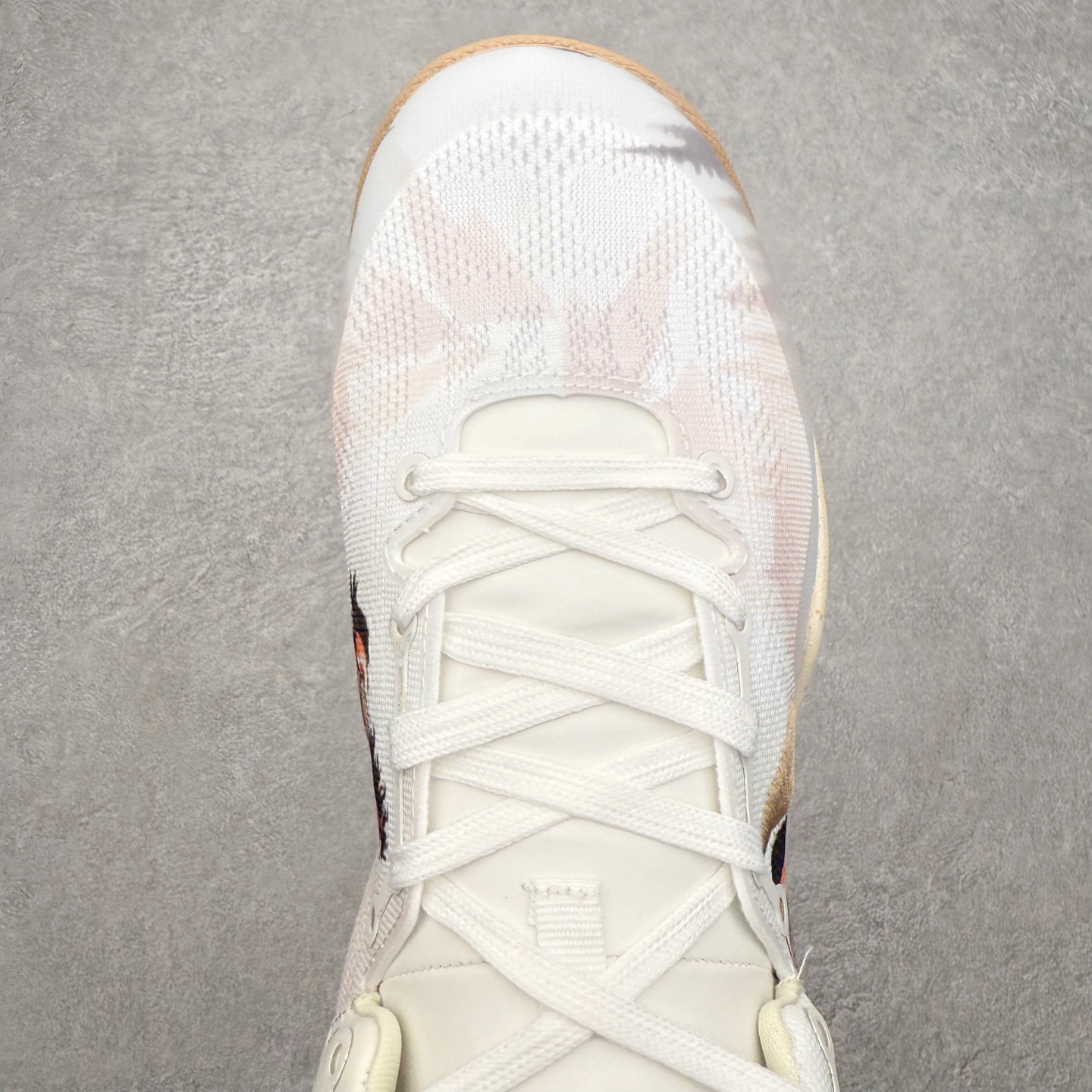 图片[4]-NK Zoom Kobe 8 Protro 科比八代实战篮球鞋 马年定制CYN配色 Eric Avar 这一次在设计中将轻盈发挥到了极致 鞋面采用了更加轻盈、更加强韧的创新的Flywire 2.0技术 球鞋重量更加轻质 重量仅为10.6盎司 内靴设计也使得穿着更加舒适 中底的配置则依日是可靠的zoom气垫和碳板的搭配 外底有个小细节令人十分喜欢 将纹路做成了心电图状 寓意科比对于篮球的喜爱 尺码：40 40.5 41 42 42.5 43 44 44.5 45 46-选品中心