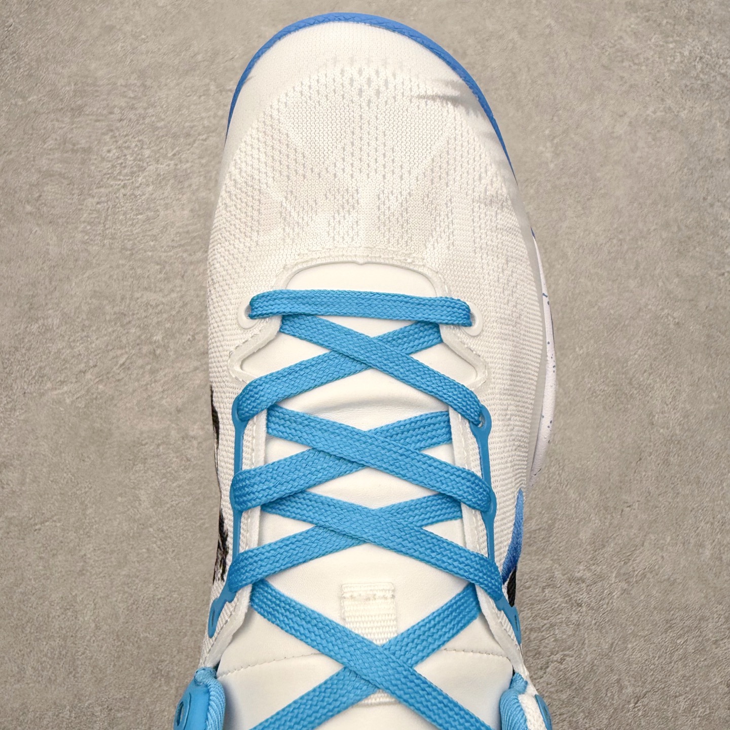 图片[4]-NK Zoom Kobe 8 Protro 科比八代实战篮球鞋 马年定制CYN配色 Eric Avar 这一次在设计中将轻盈发挥到了极致 鞋面采用了更加轻盈、更加强韧的创新的Flywire 2.0技术 球鞋重量更加轻质 重量仅为10.6盎司 内靴设计也使得穿着更加舒适 中底的配置则依日是可靠的zoom气垫和碳板的搭配 外底有个小细节令人十分喜欢 将纹路做成了心电图状 寓意科比对于篮球的喜爱 尺码：40 40.5 41 42 42.5 43 44 44.5 45 46-选品中心