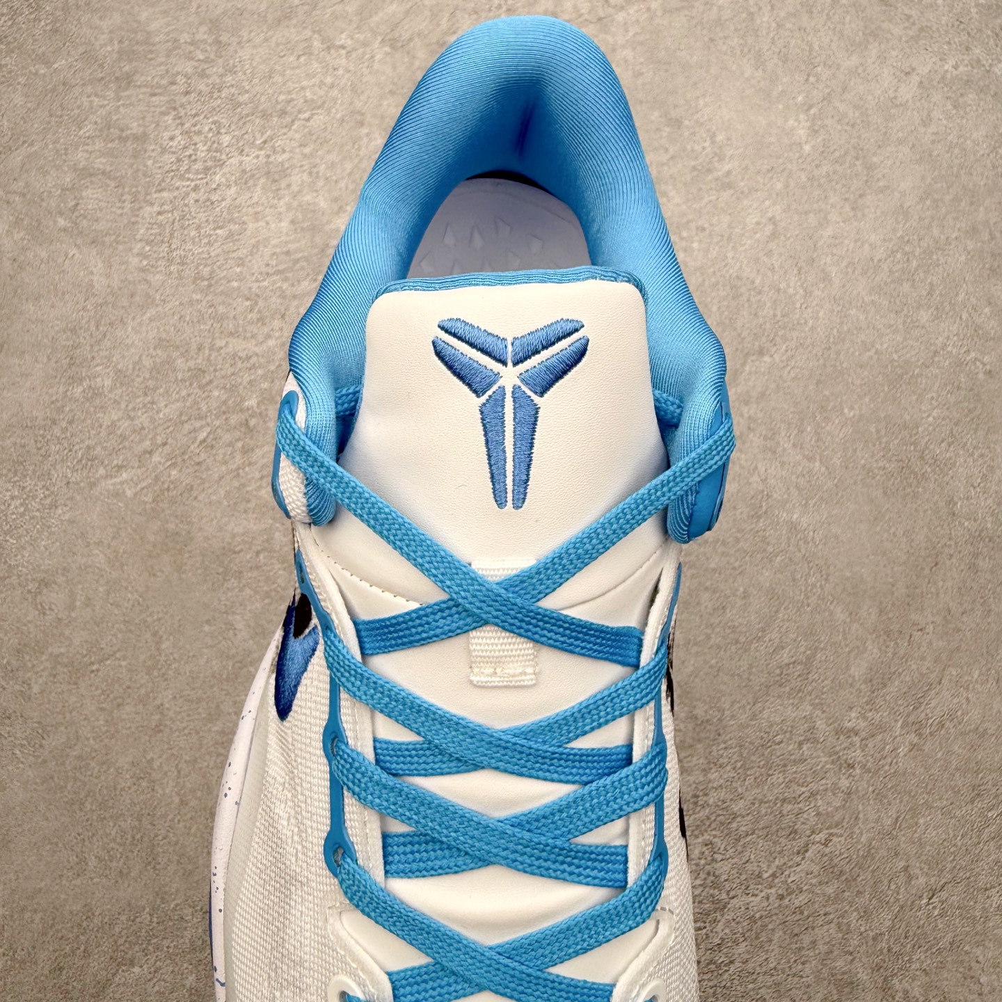 图片[5]-NK Zoom Kobe 8 Protro 科比八代实战篮球鞋 马年定制CYN配色 Eric Avar 这一次在设计中将轻盈发挥到了极致 鞋面采用了更加轻盈、更加强韧的创新的Flywire 2.0技术 球鞋重量更加轻质 重量仅为10.6盎司 内靴设计也使得穿着更加舒适 中底的配置则依日是可靠的zoom气垫和碳板的搭配 外底有个小细节令人十分喜欢 将纹路做成了心电图状 寓意科比对于篮球的喜爱 尺码：40 40.5 41 42 42.5 43 44 44.5 45 46-选品中心