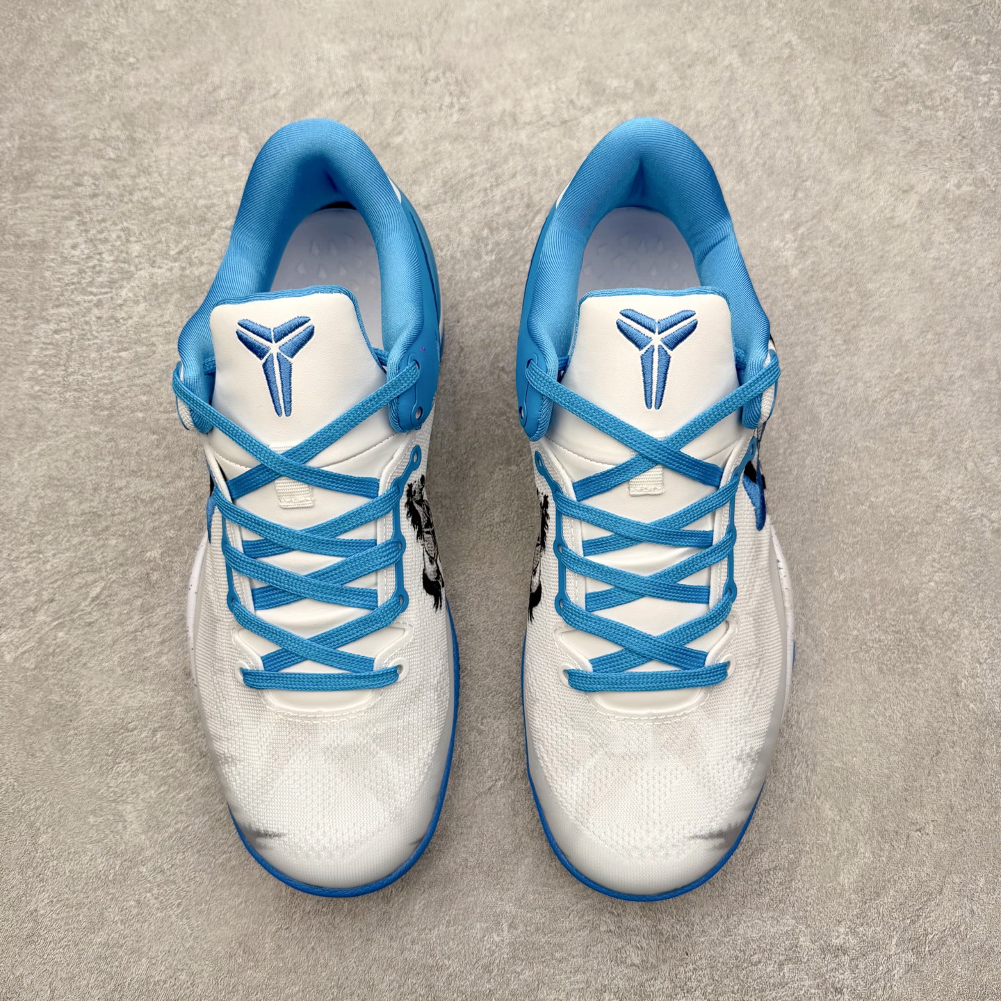 图片[2]-NK Zoom Kobe 8 Protro 科比八代实战篮球鞋 马年定制CYN配色 Eric Avar 这一次在设计中将轻盈发挥到了极致 鞋面采用了更加轻盈、更加强韧的创新的Flywire 2.0技术 球鞋重量更加轻质 重量仅为10.6盎司 内靴设计也使得穿着更加舒适 中底的配置则依日是可靠的zoom气垫和碳板的搭配 外底有个小细节令人十分喜欢 将纹路做成了心电图状 寓意科比对于篮球的喜爱 尺码：40 40.5 41 42 42.5 43 44 44.5 45 46-选品中心