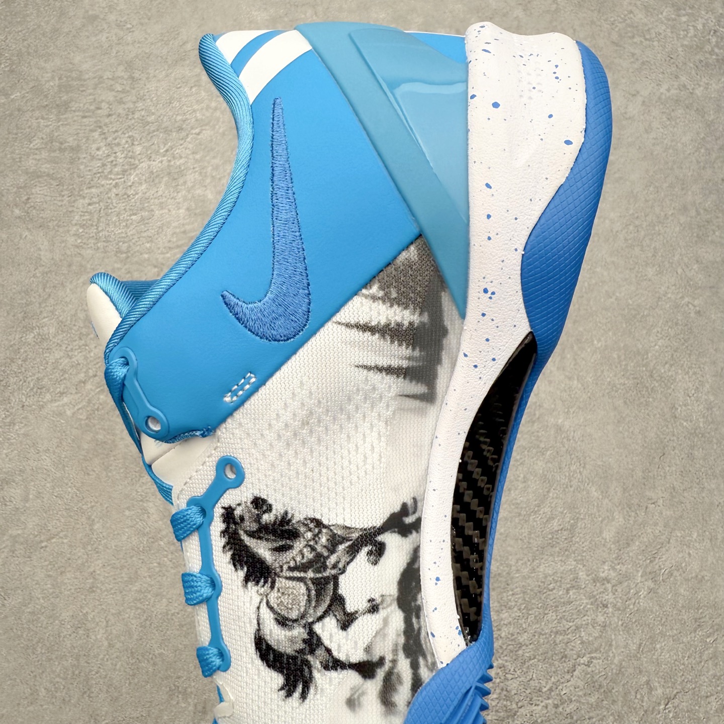 图片[7]-NK Zoom Kobe 8 Protro 科比八代实战篮球鞋 马年定制CYN配色 Eric Avar 这一次在设计中将轻盈发挥到了极致 鞋面采用了更加轻盈、更加强韧的创新的Flywire 2.0技术 球鞋重量更加轻质 重量仅为10.6盎司 内靴设计也使得穿着更加舒适 中底的配置则依日是可靠的zoom气垫和碳板的搭配 外底有个小细节令人十分喜欢 将纹路做成了心电图状 寓意科比对于篮球的喜爱 尺码：40 40.5 41 42 42.5 43 44 44.5 45 46-选品中心