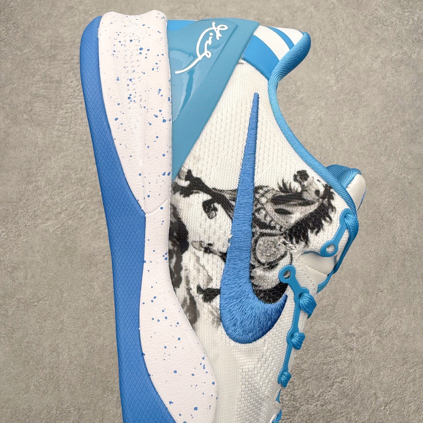 图片[6]-NK Zoom Kobe 8 Protro 科比八代实战篮球鞋 马年定制CYN配色 Eric Avar 这一次在设计中将轻盈发挥到了极致 鞋面采用了更加轻盈、更加强韧的创新的Flywire 2.0技术 球鞋重量更加轻质 重量仅为10.6盎司 内靴设计也使得穿着更加舒适 中底的配置则依日是可靠的zoom气垫和碳板的搭配 外底有个小细节令人十分喜欢 将纹路做成了心电图状 寓意科比对于篮球的喜爱 尺码：40 40.5 41 42 42.5 43 44 44.5 45 46-选品中心
