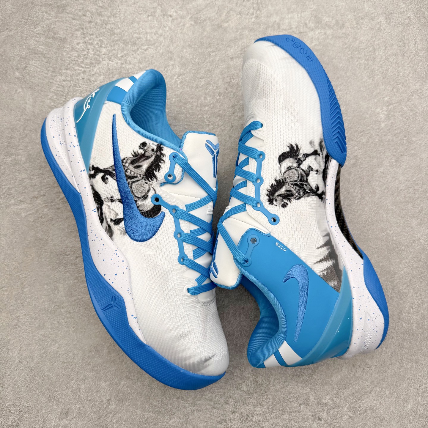 图片[3]-NK Zoom Kobe 8 Protro 科比八代实战篮球鞋 马年定制CYN配色 Eric Avar 这一次在设计中将轻盈发挥到了极致 鞋面采用了更加轻盈、更加强韧的创新的Flywire 2.0技术 球鞋重量更加轻质 重量仅为10.6盎司 内靴设计也使得穿着更加舒适 中底的配置则依日是可靠的zoom气垫和碳板的搭配 外底有个小细节令人十分喜欢 将纹路做成了心电图状 寓意科比对于篮球的喜爱 尺码：40 40.5 41 42 42.5 43 44 44.5 45 46-选品中心