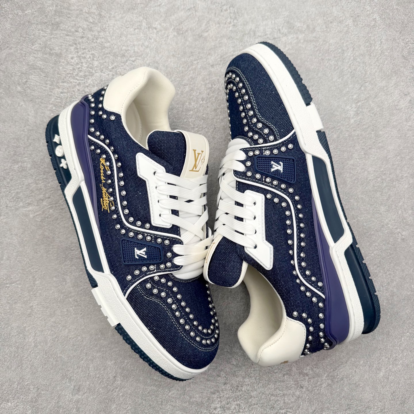 图片[3]-Louis Vuitton Trainer lv时装走秀运动鞋 完美鞋型超高的清洁度 零毛边线头瑕疵 全套原楦原纸版原鞋开模 全网最具灵魂的版型 正确原装黄色鞋盒 正确中底印花 鞋面印花3D高频深度立体 全鞋电脑针车 紧密相连 针距密度一致 环保乳胶注塑鞋垫 厚度脚感还原原版 皮面裁剪部位 统一油边封口工艺 原装橡胶大底含胶量大底组合零偏差 专柜全套包装 防尘袋 说明书 质保卡 男女鞋 尺码：35 36 37 38 39 40 41 42 43 44 45-选品中心