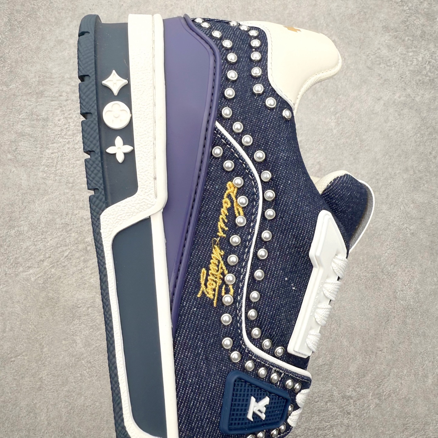 图片[6]-Louis Vuitton Trainer lv时装走秀运动鞋 完美鞋型超高的清洁度 零毛边线头瑕疵 全套原楦原纸版原鞋开模 全网最具灵魂的版型 正确原装黄色鞋盒 正确中底印花 鞋面印花3D高频深度立体 全鞋电脑针车 紧密相连 针距密度一致 环保乳胶注塑鞋垫 厚度脚感还原原版 皮面裁剪部位 统一油边封口工艺 原装橡胶大底含胶量大底组合零偏差 专柜全套包装 防尘袋 说明书 质保卡 男女鞋 尺码：35 36 37 38 39 40 41 42 43 44 45-选品中心