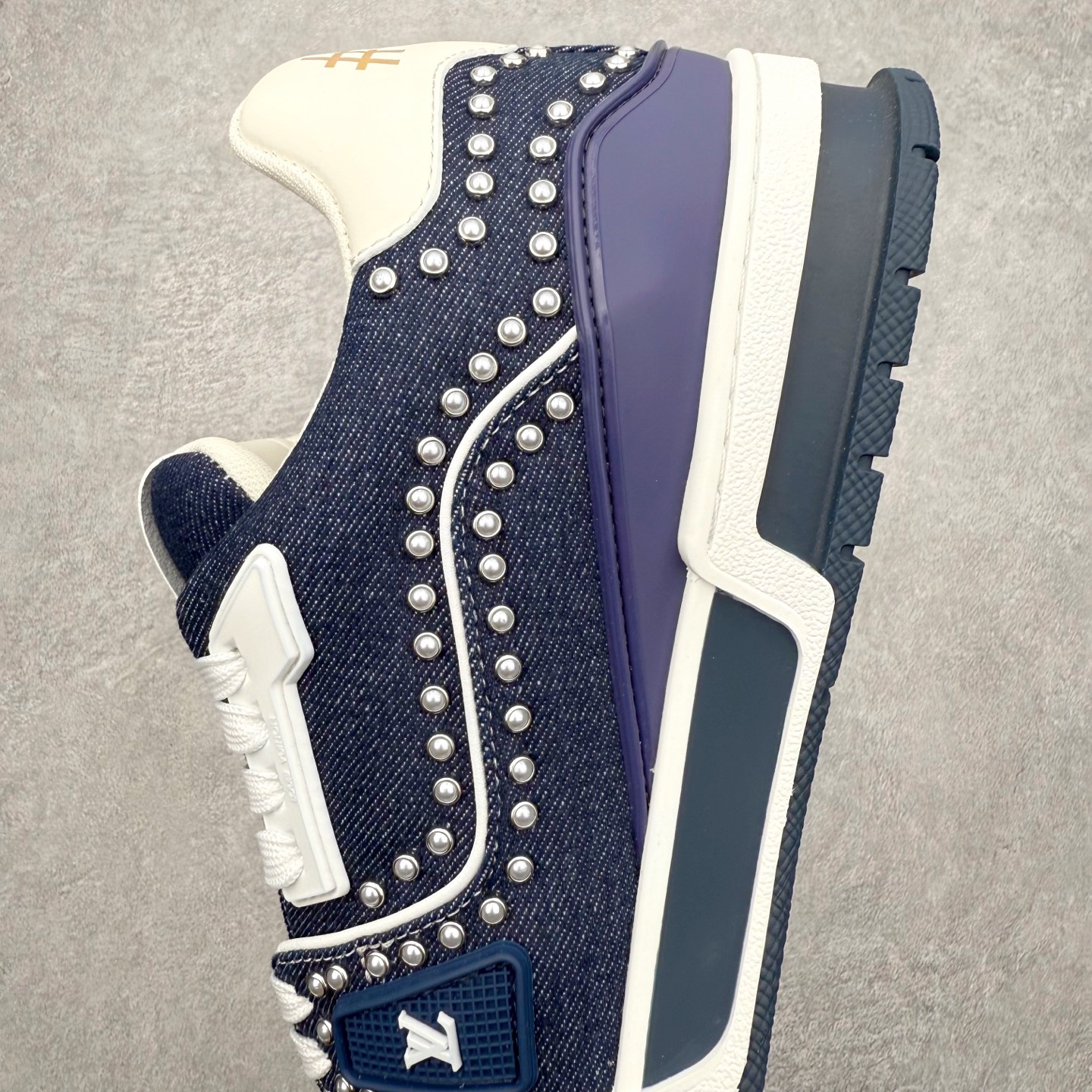 图片[7]-Louis Vuitton Trainer lv时装走秀运动鞋 完美鞋型超高的清洁度 零毛边线头瑕疵 全套原楦原纸版原鞋开模 全网最具灵魂的版型 正确原装黄色鞋盒 正确中底印花 鞋面印花3D高频深度立体 全鞋电脑针车 紧密相连 针距密度一致 环保乳胶注塑鞋垫 厚度脚感还原原版 皮面裁剪部位 统一油边封口工艺 原装橡胶大底含胶量大底组合零偏差 专柜全套包装 防尘袋 说明书 质保卡 男女鞋 尺码：35 36 37 38 39 40 41 42 43 44 45-选品中心