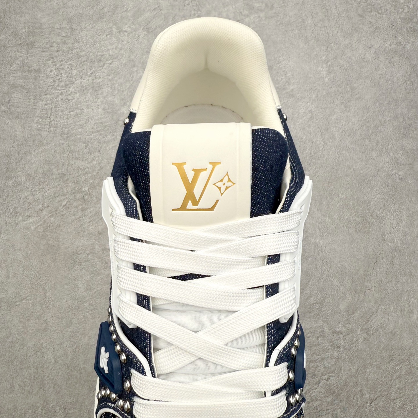 图片[5]-Louis Vuitton Trainer lv时装走秀运动鞋 完美鞋型超高的清洁度 零毛边线头瑕疵 全套原楦原纸版原鞋开模 全网最具灵魂的版型 正确原装黄色鞋盒 正确中底印花 鞋面印花3D高频深度立体 全鞋电脑针车 紧密相连 针距密度一致 环保乳胶注塑鞋垫 厚度脚感还原原版 皮面裁剪部位 统一油边封口工艺 原装橡胶大底含胶量大底组合零偏差 专柜全套包装 防尘袋 说明书 质保卡 男女鞋 尺码：35 36 37 38 39 40 41 42 43 44 45-选品中心