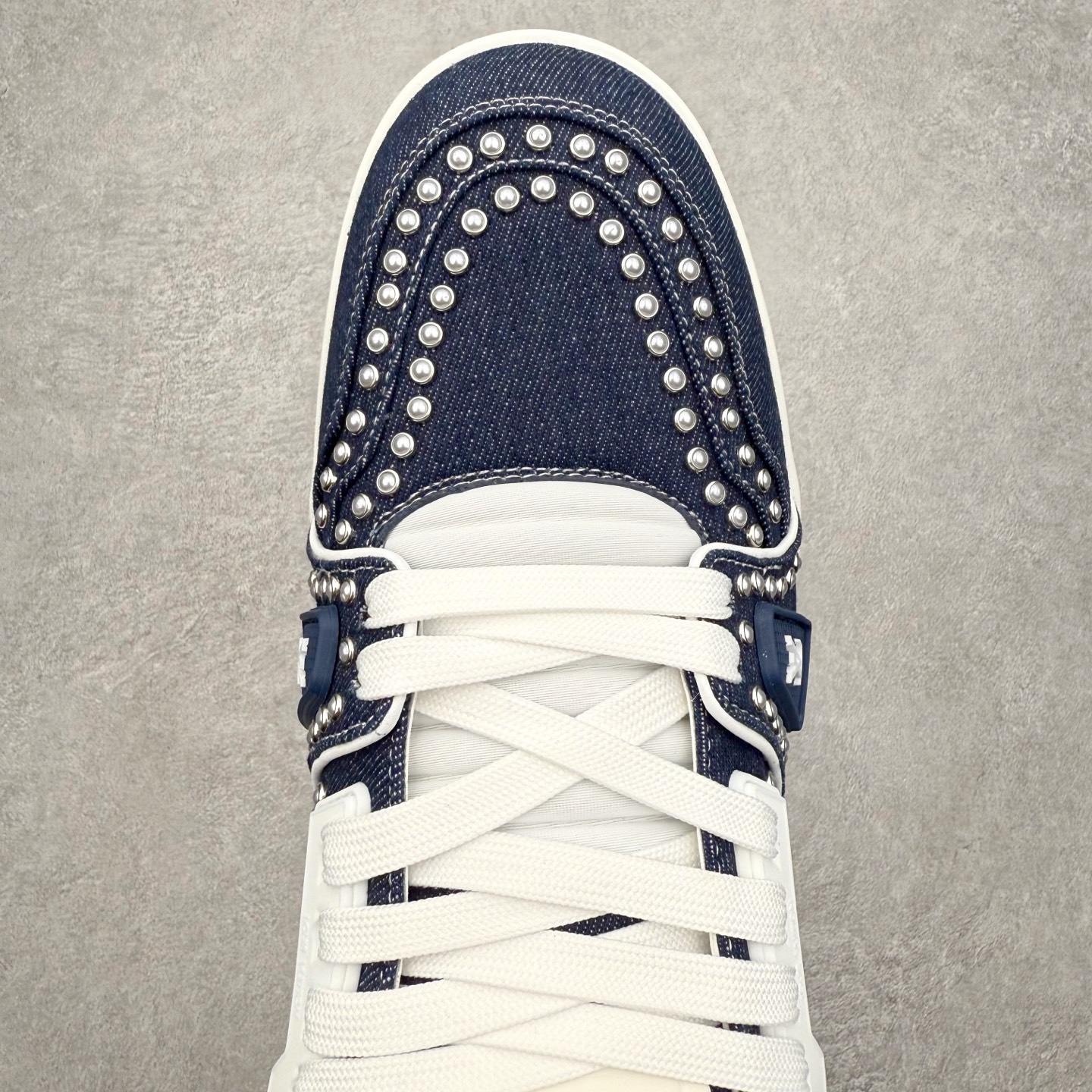 图片[4]-Louis Vuitton Trainer lv时装走秀运动鞋 完美鞋型超高的清洁度 零毛边线头瑕疵 全套原楦原纸版原鞋开模 全网最具灵魂的版型 正确原装黄色鞋盒 正确中底印花 鞋面印花3D高频深度立体 全鞋电脑针车 紧密相连 针距密度一致 环保乳胶注塑鞋垫 厚度脚感还原原版 皮面裁剪部位 统一油边封口工艺 原装橡胶大底含胶量大底组合零偏差 专柜全套包装 防尘袋 说明书 质保卡 男女鞋 尺码：35 36 37 38 39 40 41 42 43 44 45-选品中心