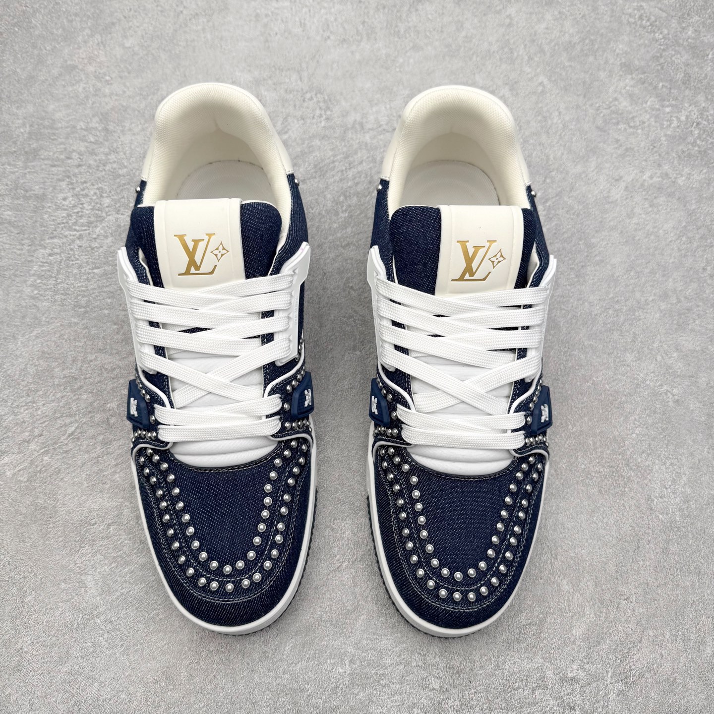 图片[2]-Louis Vuitton Trainer lv时装走秀运动鞋 完美鞋型超高的清洁度 零毛边线头瑕疵 全套原楦原纸版原鞋开模 全网最具灵魂的版型 正确原装黄色鞋盒 正确中底印花 鞋面印花3D高频深度立体 全鞋电脑针车 紧密相连 针距密度一致 环保乳胶注塑鞋垫 厚度脚感还原原版 皮面裁剪部位 统一油边封口工艺 原装橡胶大底含胶量大底组合零偏差 专柜全套包装 防尘袋 说明书 质保卡 男女鞋 尺码：35 36 37 38 39 40 41 42 43 44 45-选品中心