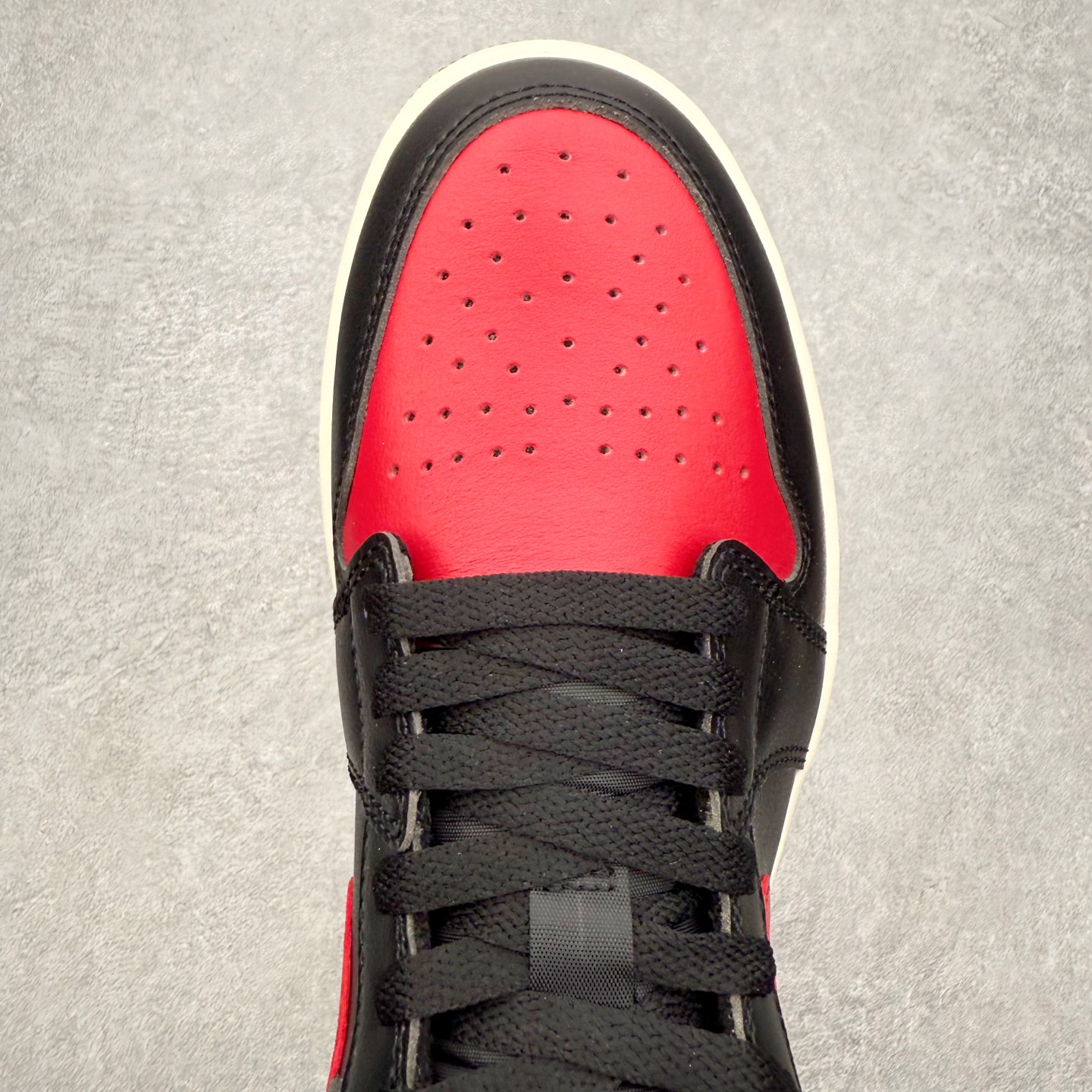 图片[4]-＃K版 Air Jordan AJ1 Low 低帮 DC0774-061 全新流水线出品 DT版本唯一平替选择 市场第二梯队最强版 全部原鞋开发 原楦原纸板开发 全鞋电脑针车 原厂内置全掌气垫 原盒内在原标 唯一Zp原版鞋带绑法 免检产品 全新2022版型 全头层皮料 完美零毛边处理 原厂配置全掌气垫 价格定位良心 几十个配色陆续出货 实拍调校N版已经零色差零失真 百分百还原实物色彩所见即所得 不存在货不对板色差等低级问题 选购参考实物拍摄 不混卖不参货 只用心做好货严格选品 承诺混一赔十 尺码：36 36.5 37.5 38 38.5 39 40 40.5 41 42 42.5 43 44 44.5 45-选品中心