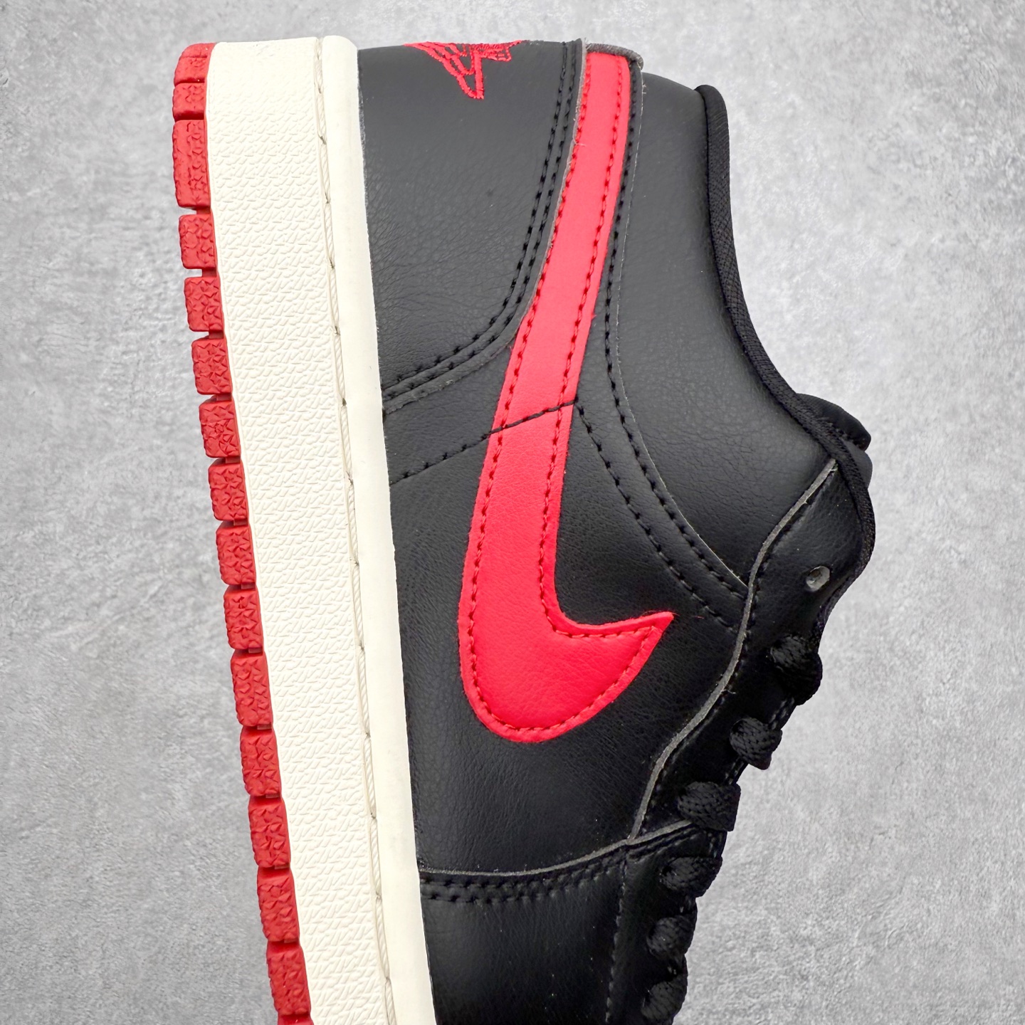 图片[6]-＃K版 Air Jordan AJ1 Low 低帮 DC0774-061 全新流水线出品 DT版本唯一平替选择 市场第二梯队最强版 全部原鞋开发 原楦原纸板开发 全鞋电脑针车 原厂内置全掌气垫 原盒内在原标 唯一Zp原版鞋带绑法 免检产品 全新2022版型 全头层皮料 完美零毛边处理 原厂配置全掌气垫 价格定位良心 几十个配色陆续出货 实拍调校N版已经零色差零失真 百分百还原实物色彩所见即所得 不存在货不对板色差等低级问题 选购参考实物拍摄 不混卖不参货 只用心做好货严格选品 承诺混一赔十 尺码：36 36.5 37.5 38 38.5 39 40 40.5 41 42 42.5 43 44 44.5 45-选品中心