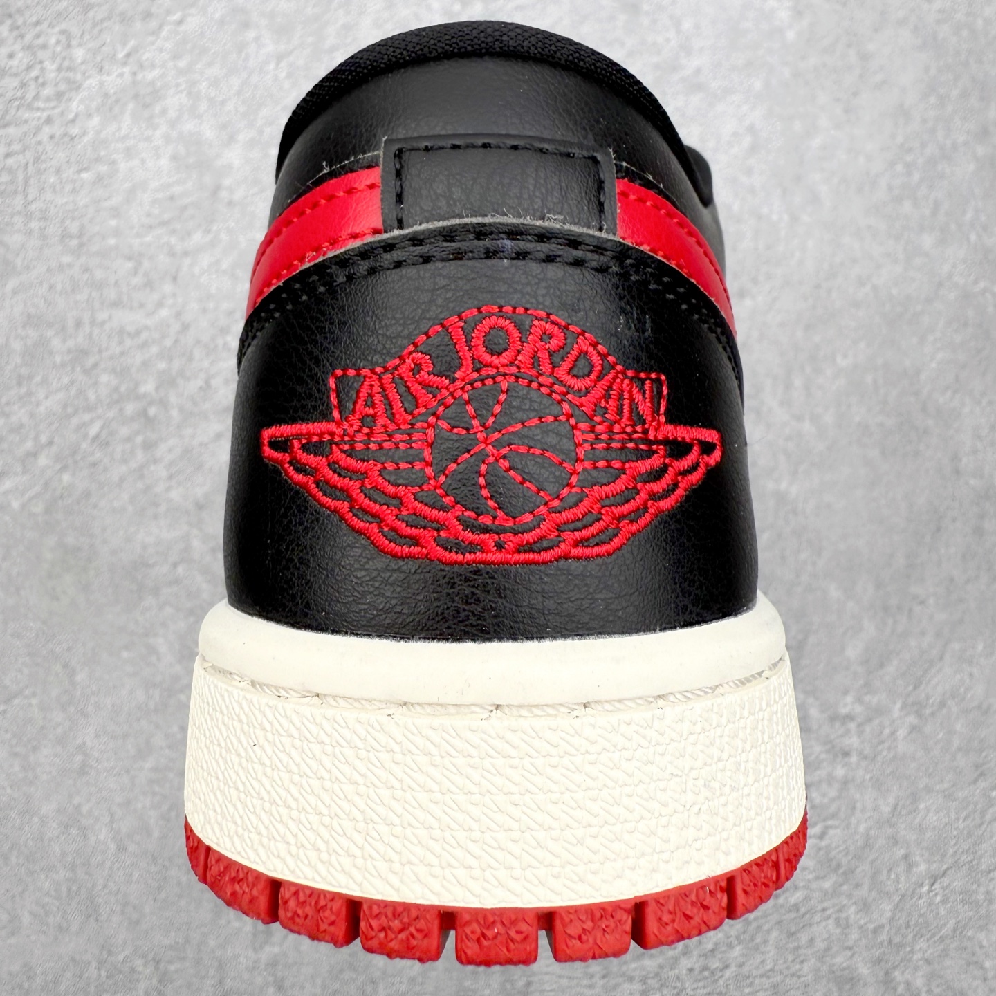 图片[8]-＃K版 Air Jordan AJ1 Low 低帮 DC0774-061 全新流水线出品 DT版本唯一平替选择 市场第二梯队最强版 全部原鞋开发 原楦原纸板开发 全鞋电脑针车 原厂内置全掌气垫 原盒内在原标 唯一Zp原版鞋带绑法 免检产品 全新2022版型 全头层皮料 完美零毛边处理 原厂配置全掌气垫 价格定位良心 几十个配色陆续出货 实拍调校N版已经零色差零失真 百分百还原实物色彩所见即所得 不存在货不对板色差等低级问题 选购参考实物拍摄 不混卖不参货 只用心做好货严格选品 承诺混一赔十 尺码：36 36.5 37.5 38 38.5 39 40 40.5 41 42 42.5 43 44 44.5 45-选品中心