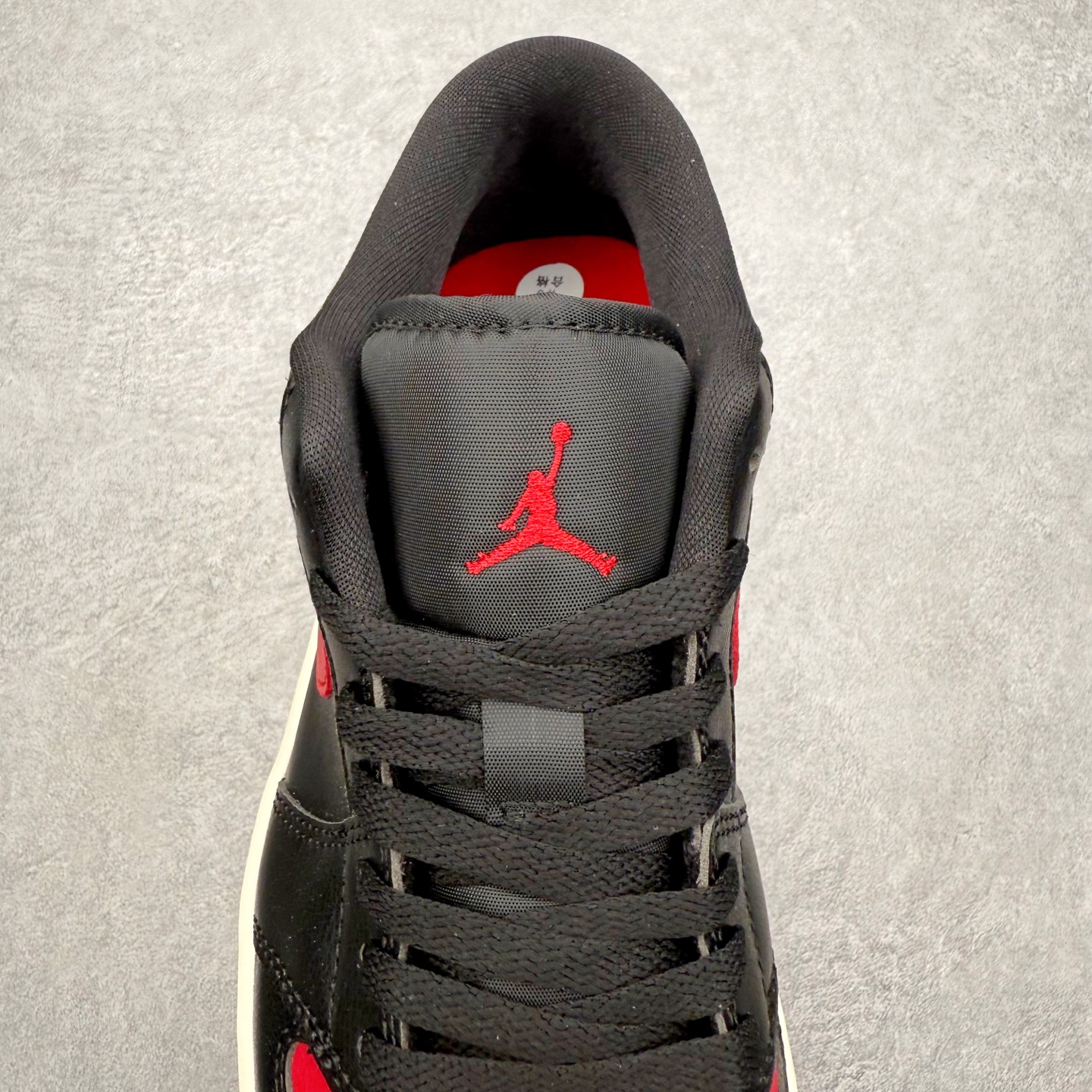 图片[5]-＃K版 Air Jordan AJ1 Low 低帮 DC0774-061 全新流水线出品 DT版本唯一平替选择 市场第二梯队最强版 全部原鞋开发 原楦原纸板开发 全鞋电脑针车 原厂内置全掌气垫 原盒内在原标 唯一Zp原版鞋带绑法 免检产品 全新2022版型 全头层皮料 完美零毛边处理 原厂配置全掌气垫 价格定位良心 几十个配色陆续出货 实拍调校N版已经零色差零失真 百分百还原实物色彩所见即所得 不存在货不对板色差等低级问题 选购参考实物拍摄 不混卖不参货 只用心做好货严格选品 承诺混一赔十 尺码：36 36.5 37.5 38 38.5 39 40 40.5 41 42 42.5 43 44 44.5 45-选品中心