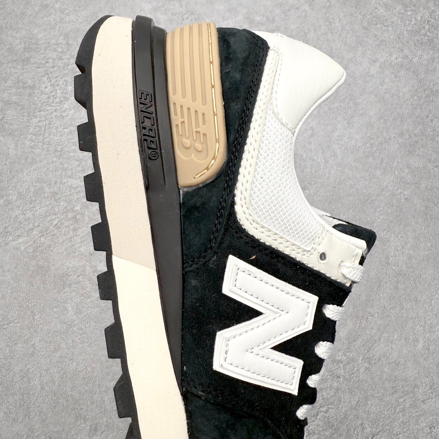 图片[6]-NB新百伦New Balance U574升级版系列低帮复古休闲运动慢跑鞋 新版NB574，妥妥美产既视感有木有。相较传统574，新版鞋跟及鞋面设计自带9系美产既视感！鞋面、内衬质感以及穿着体验更加！鞋型更流畅和饱满,鞋底增添了风格的多样化!底部升级橡胶颗粒大底,更防滑耐磨,上脚后感觉柔软且舒适。尺码：36 36.5 37.5 38 38.5 39.5 40 40.5 41.5 42 42.5 43 44 45-选品中心