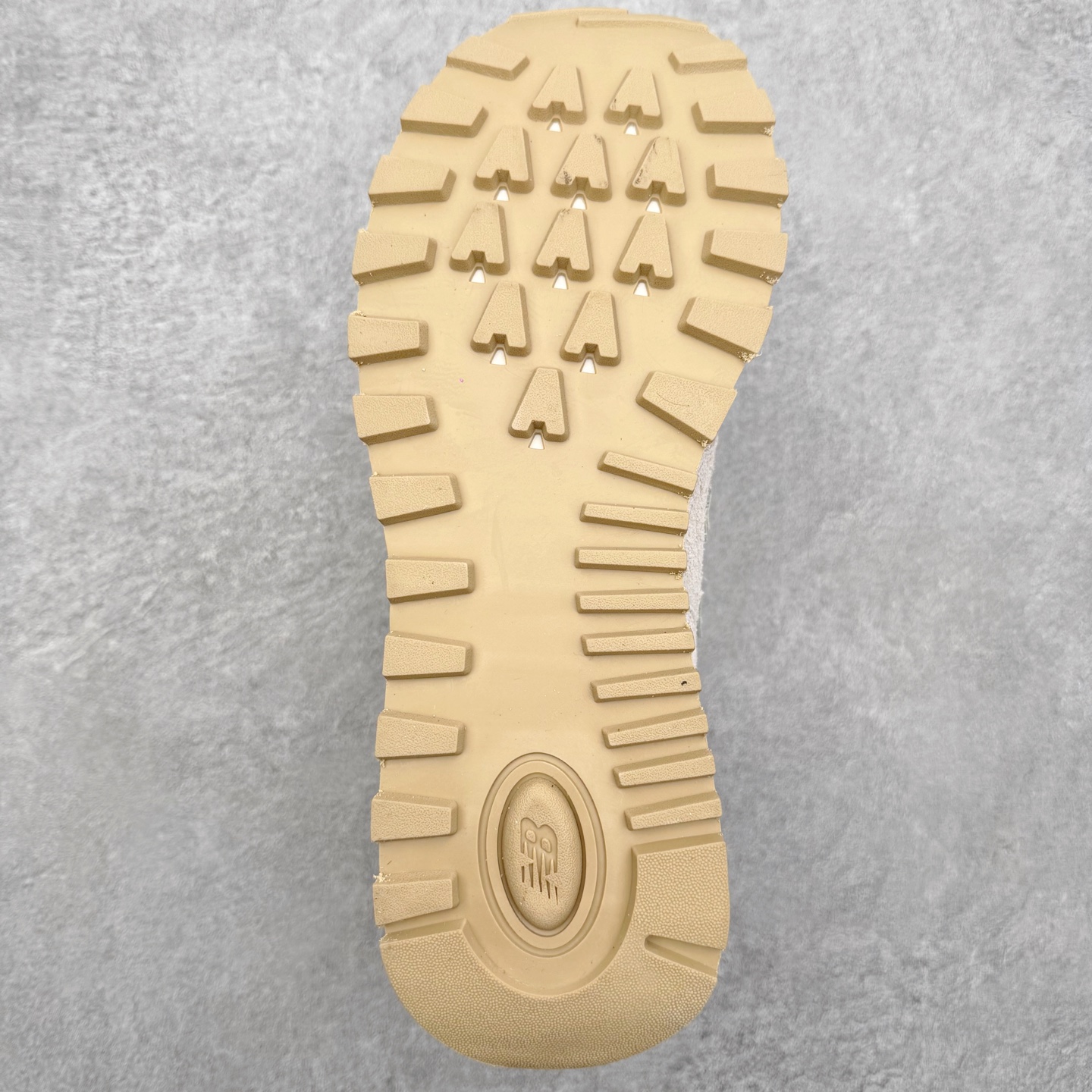 图片[9]-NB新百伦New Balance U574升级版系列低帮复古休闲运动慢跑鞋 新版NB574，妥妥美产既视感有木有。相较传统574，新版鞋跟及鞋面设计自带9系美产既视感！鞋面、内衬质感以及穿着体验更加！鞋型更流畅和饱满,鞋底增添了风格的多样化!底部升级橡胶颗粒大底,更防滑耐磨,上脚后感觉柔软且舒适。尺码：36 36.5 37.5 38 38.5 39.5 40 40.5 41.5 42 42.5 43 44 45-选品中心