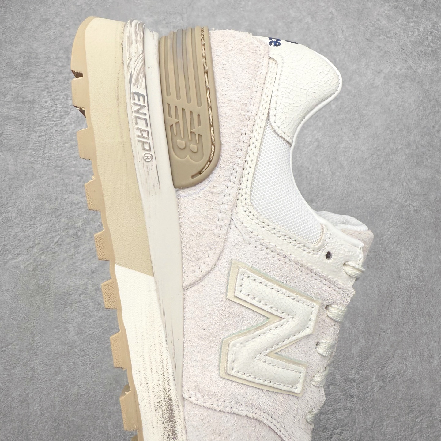 图片[6]-NB新百伦New Balance U574升级版系列低帮复古休闲运动慢跑鞋 新版NB574，妥妥美产既视感有木有。相较传统574，新版鞋跟及鞋面设计自带9系美产既视感！鞋面、内衬质感以及穿着体验更加！鞋型更流畅和饱满,鞋底增添了风格的多样化!底部升级橡胶颗粒大底,更防滑耐磨,上脚后感觉柔软且舒适。尺码：36 36.5 37.5 38 38.5 39.5 40 40.5 41.5 42 42.5 43 44 45-选品中心