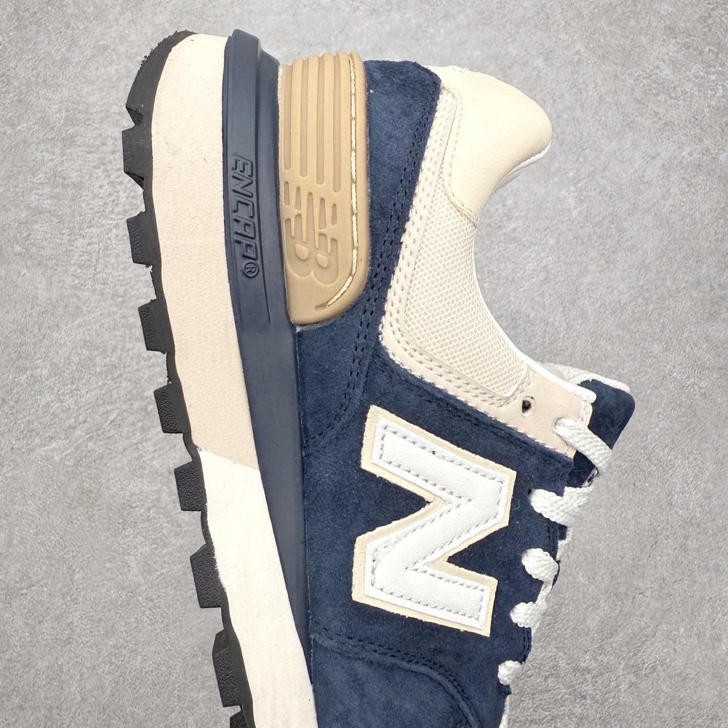 图片[6]-NB新百伦New Balance U574升级版系列低帮复古休闲运动慢跑鞋 新版NB574，妥妥美产既视感有木有。相较传统574，新版鞋跟及鞋面设计自带9系美产既视感！鞋面、内衬质感以及穿着体验更加！鞋型更流畅和饱满,鞋底增添了风格的多样化!底部升级橡胶颗粒大底,更防滑耐磨,上脚后感觉柔软且舒适。尺码：36 36.5 37.5 38 38.5 39.5 40 40.5 41.5 42 42.5 43 44 45-选品中心