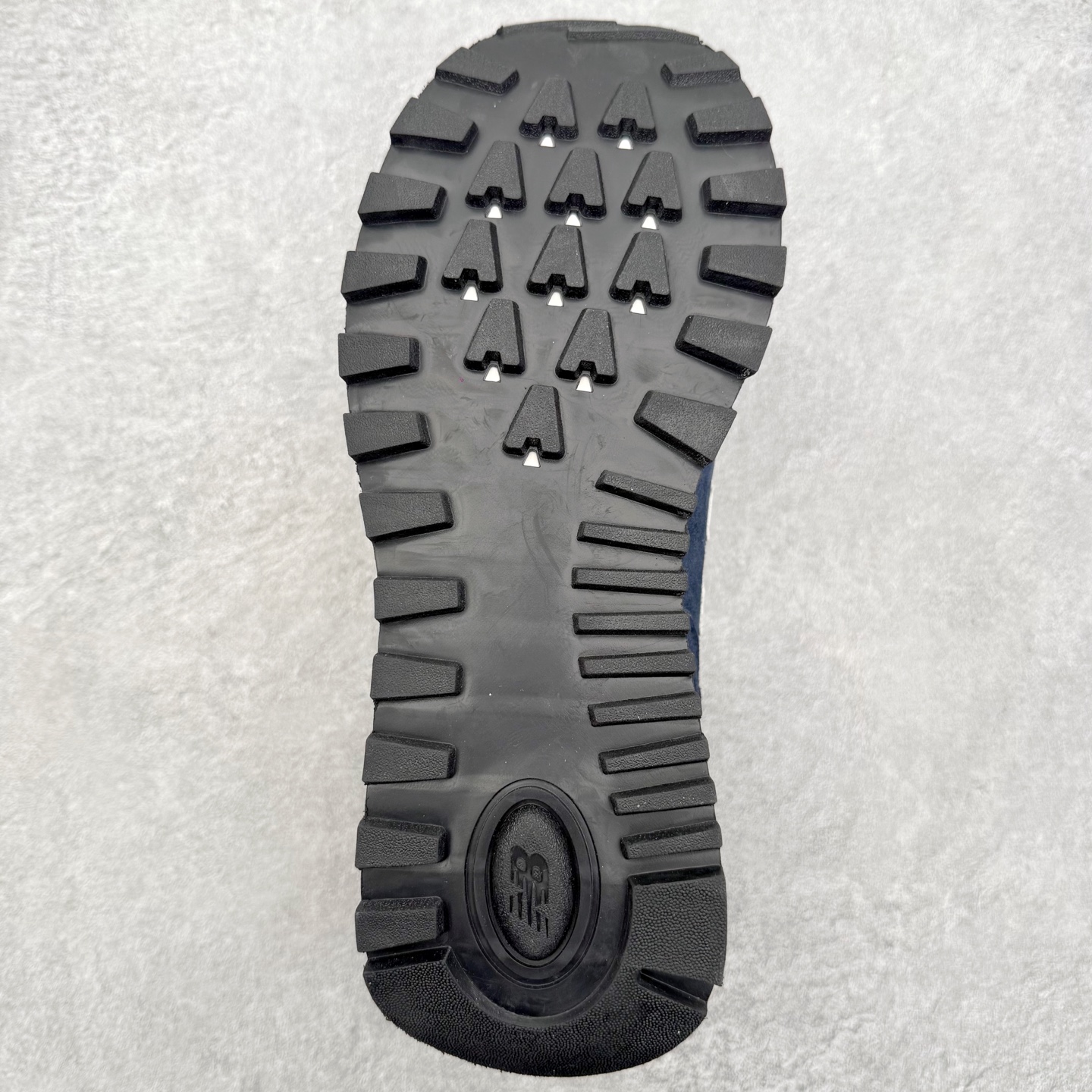 图片[9]-NB新百伦New Balance U574升级版系列低帮复古休闲运动慢跑鞋 新版NB574，妥妥美产既视感有木有。相较传统574，新版鞋跟及鞋面设计自带9系美产既视感！鞋面、内衬质感以及穿着体验更加！鞋型更流畅和饱满,鞋底增添了风格的多样化!底部升级橡胶颗粒大底,更防滑耐磨,上脚后感觉柔软且舒适。尺码：36 36.5 37.5 38 38.5 39.5 40 40.5 41.5 42 42.5 43 44 45-选品中心