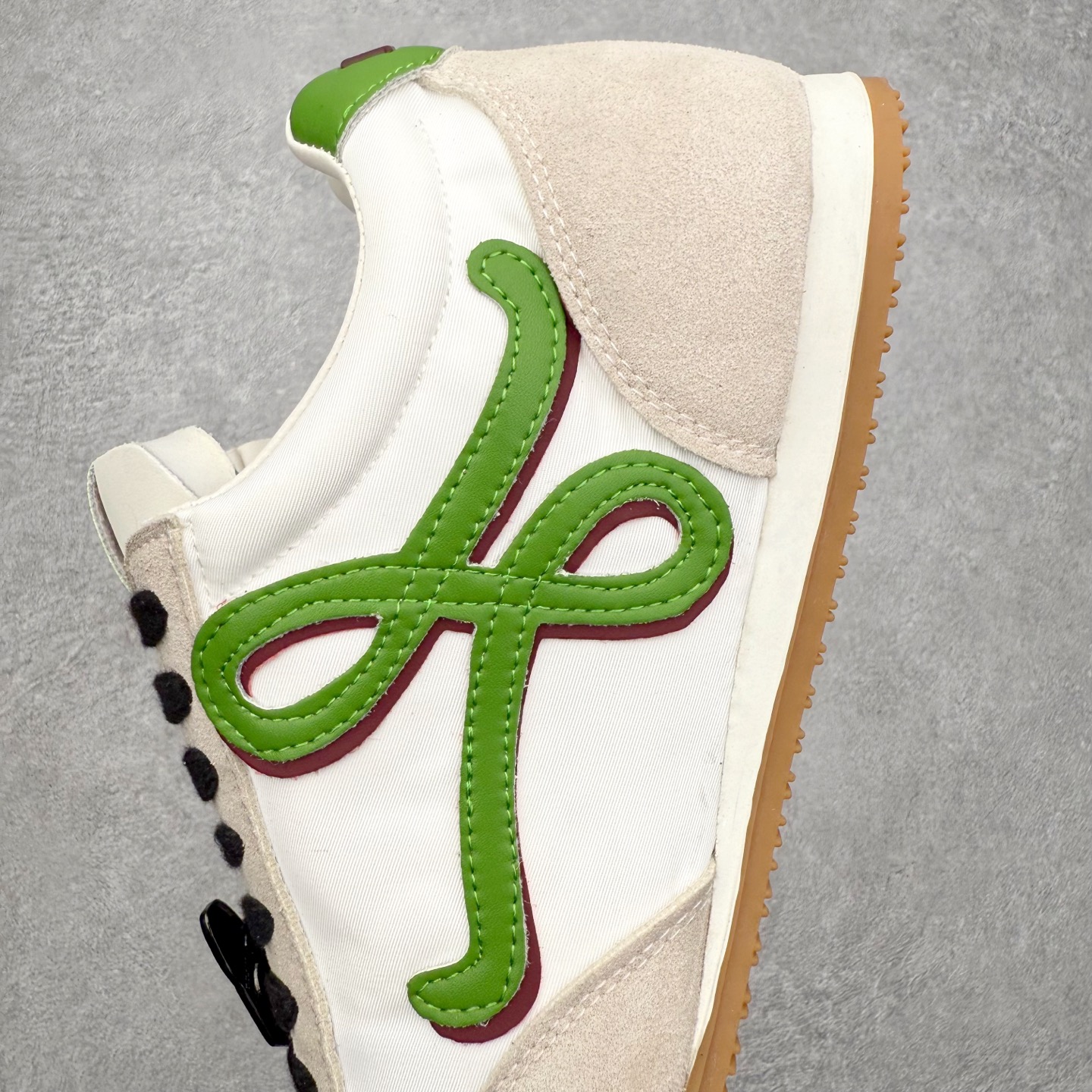 图片[7]-罗意威Loewe Ballet Runner 2.0 Sneakers 芭蕾舞2.0系列阿甘复古风德训薄底百搭休闲运动鞋 市面最高性价比 实体平台跑量 主打推荐好货 采用反绒牛皮革拼接头层皮饰片鞋面材质鞋身原装高密度防刮尼龙面料,极好柔软效果双层乳胶缓震鞋垫外部搭配轻量EVA缓震组合橡胶防滑片装外底不对称鞋头设计、袜状内部结构，轻盈橡胶外底延伸至鞋头 20 毫米鞋跟，附白色和同色系鞋带侧面饰有 L 徽标，鞋舌饰有压纹 Anagram 后跟标签饰有注塑橡胶 LOEWE 标志升级原楦型开发纸版全手工拉帮工艺成型 尺码：35 36 37 38 39 40 41 42 43 44 45-选品中心