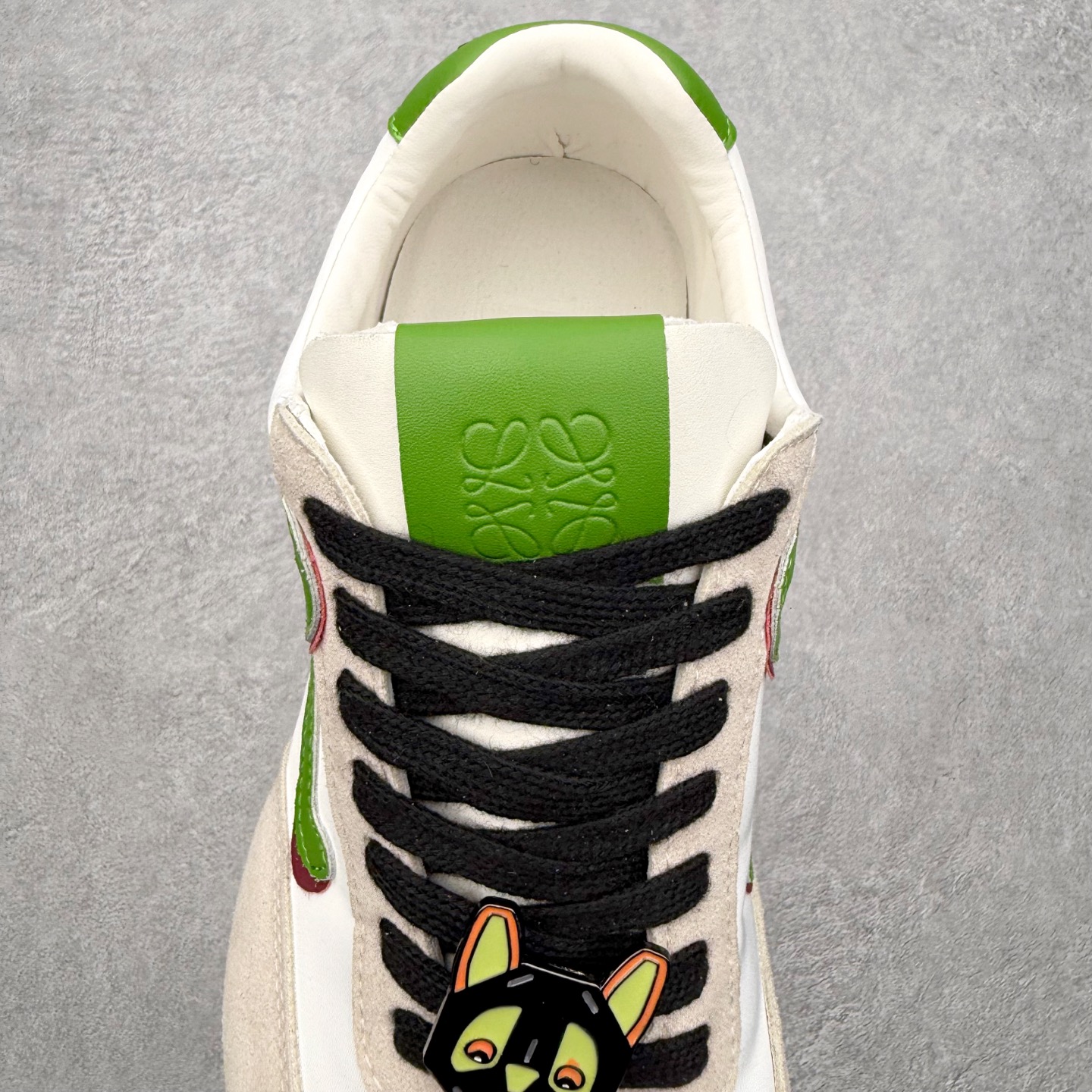 图片[5]-罗意威Loewe Ballet Runner 2.0 Sneakers 芭蕾舞2.0系列阿甘复古风德训薄底百搭休闲运动鞋 市面最高性价比 实体平台跑量 主打推荐好货 采用反绒牛皮革拼接头层皮饰片鞋面材质鞋身原装高密度防刮尼龙面料,极好柔软效果双层乳胶缓震鞋垫外部搭配轻量EVA缓震组合橡胶防滑片装外底不对称鞋头设计、袜状内部结构，轻盈橡胶外底延伸至鞋头 20 毫米鞋跟，附白色和同色系鞋带侧面饰有 L 徽标，鞋舌饰有压纹 Anagram 后跟标签饰有注塑橡胶 LOEWE 标志升级原楦型开发纸版全手工拉帮工艺成型 尺码：35 36 37 38 39 40 41 42 43 44 45-选品中心