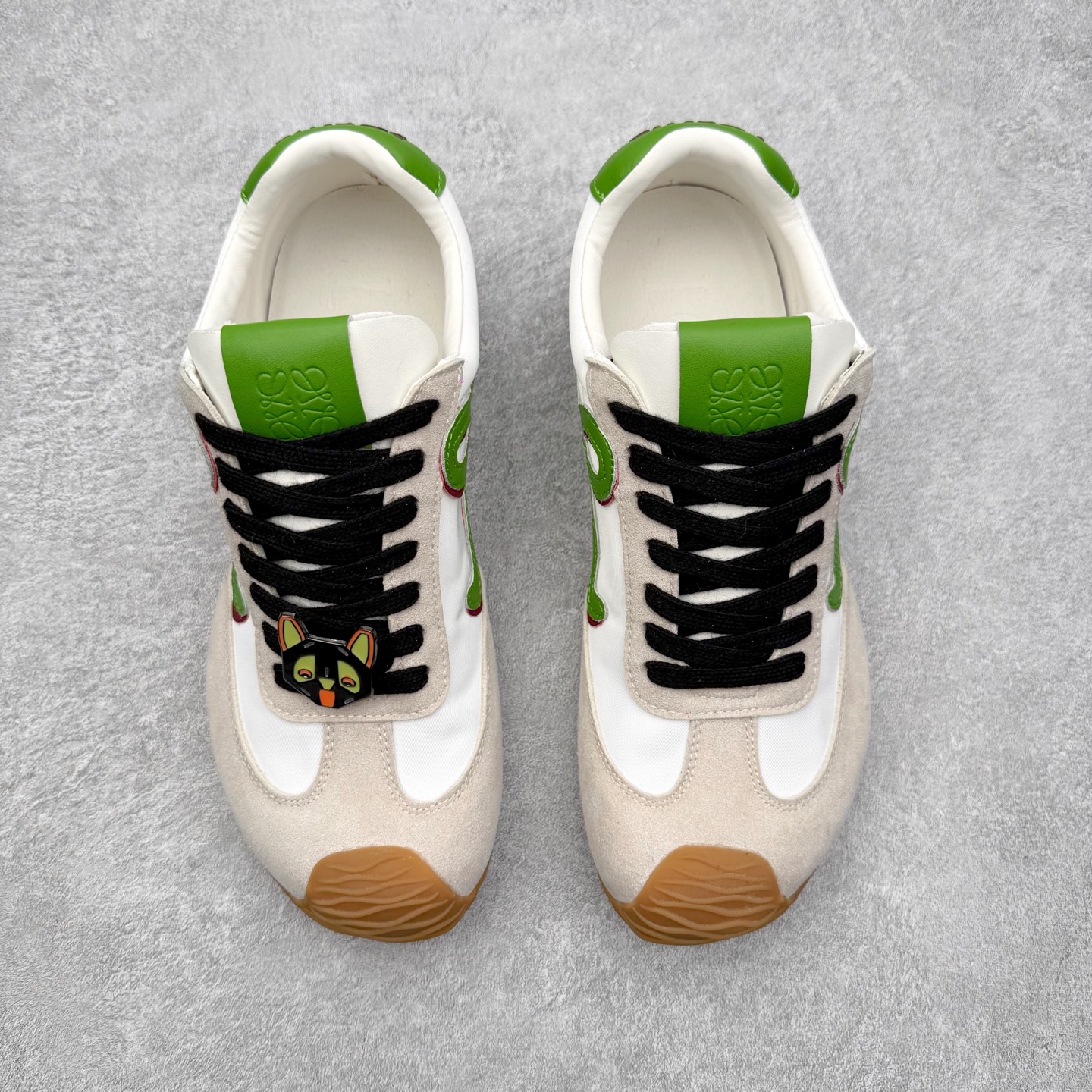 图片[2]-罗意威Loewe Ballet Runner 2.0 Sneakers 芭蕾舞2.0系列阿甘复古风德训薄底百搭休闲运动鞋 市面最高性价比 实体平台跑量 主打推荐好货 采用反绒牛皮革拼接头层皮饰片鞋面材质鞋身原装高密度防刮尼龙面料,极好柔软效果双层乳胶缓震鞋垫外部搭配轻量EVA缓震组合橡胶防滑片装外底不对称鞋头设计、袜状内部结构，轻盈橡胶外底延伸至鞋头 20 毫米鞋跟，附白色和同色系鞋带侧面饰有 L 徽标，鞋舌饰有压纹 Anagram 后跟标签饰有注塑橡胶 LOEWE 标志升级原楦型开发纸版全手工拉帮工艺成型 尺码：35 36 37 38 39 40 41 42 43 44 45-选品中心