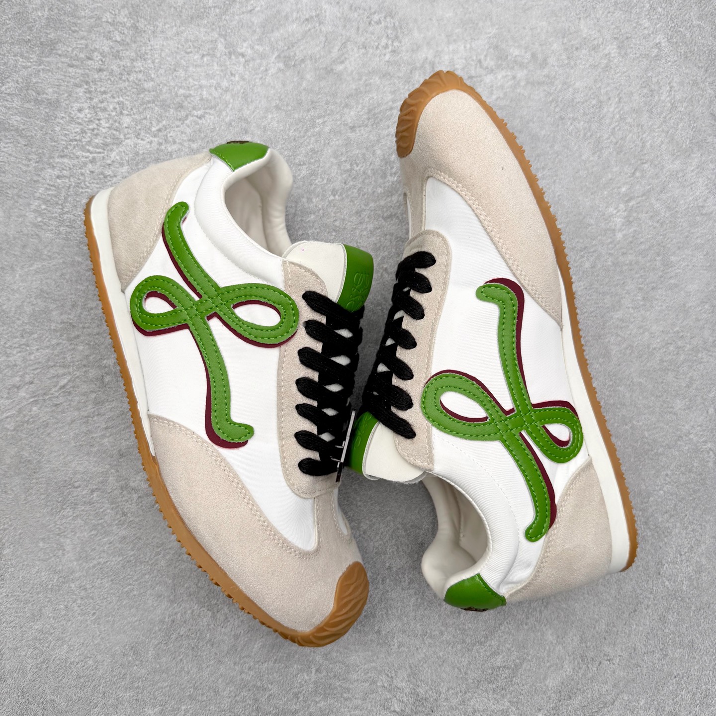 图片[3]-罗意威Loewe Ballet Runner 2.0 Sneakers 芭蕾舞2.0系列阿甘复古风德训薄底百搭休闲运动鞋 市面最高性价比 实体平台跑量 主打推荐好货 采用反绒牛皮革拼接头层皮饰片鞋面材质鞋身原装高密度防刮尼龙面料,极好柔软效果双层乳胶缓震鞋垫外部搭配轻量EVA缓震组合橡胶防滑片装外底不对称鞋头设计、袜状内部结构，轻盈橡胶外底延伸至鞋头 20 毫米鞋跟，附白色和同色系鞋带侧面饰有 L 徽标，鞋舌饰有压纹 Anagram 后跟标签饰有注塑橡胶 LOEWE 标志升级原楦型开发纸版全手工拉帮工艺成型 尺码：35 36 37 38 39 40 41 42 43 44 45-选品中心