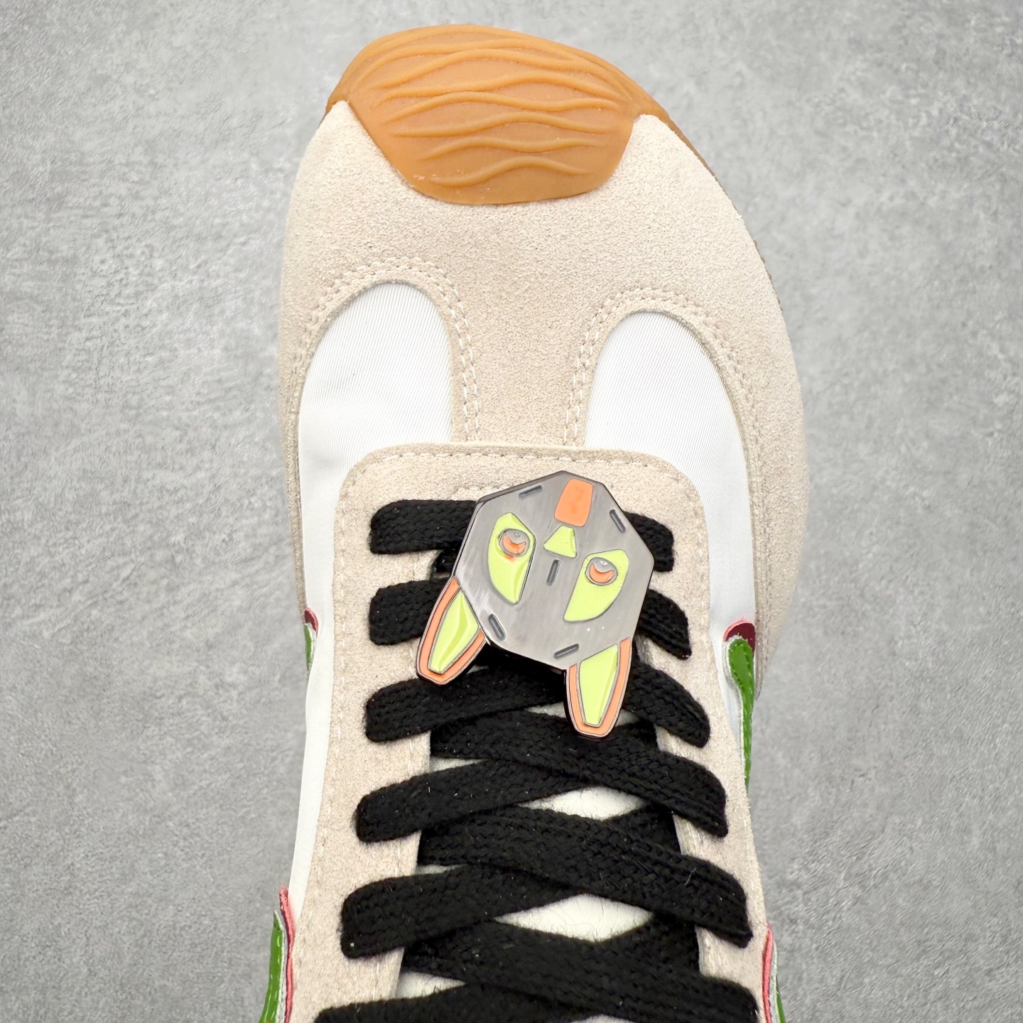 图片[4]-罗意威Loewe Ballet Runner 2.0 Sneakers 芭蕾舞2.0系列阿甘复古风德训薄底百搭休闲运动鞋 市面最高性价比 实体平台跑量 主打推荐好货 采用反绒牛皮革拼接头层皮饰片鞋面材质鞋身原装高密度防刮尼龙面料,极好柔软效果双层乳胶缓震鞋垫外部搭配轻量EVA缓震组合橡胶防滑片装外底不对称鞋头设计、袜状内部结构，轻盈橡胶外底延伸至鞋头 20 毫米鞋跟，附白色和同色系鞋带侧面饰有 L 徽标，鞋舌饰有压纹 Anagram 后跟标签饰有注塑橡胶 LOEWE 标志升级原楦型开发纸版全手工拉帮工艺成型 尺码：35 36 37 38 39 40 41 42 43 44 45-选品中心