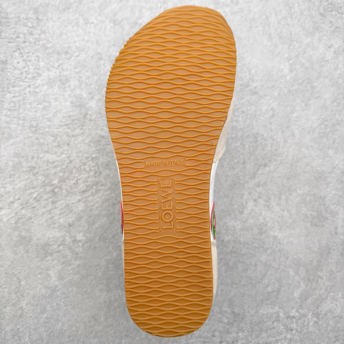 图片[9]-罗意威Loewe Ballet Runner 2.0 Sneakers 芭蕾舞2.0系列阿甘复古风德训薄底百搭休闲运动鞋 市面最高性价比 实体平台跑量 主打推荐好货 采用反绒牛皮革拼接头层皮饰片鞋面材质鞋身原装高密度防刮尼龙面料,极好柔软效果双层乳胶缓震鞋垫外部搭配轻量EVA缓震组合橡胶防滑片装外底不对称鞋头设计、袜状内部结构，轻盈橡胶外底延伸至鞋头 20 毫米鞋跟，附白色和同色系鞋带侧面饰有 L 徽标，鞋舌饰有压纹 Anagram 后跟标签饰有注塑橡胶 LOEWE 标志升级原楦型开发纸版全手工拉帮工艺成型 尺码：35 36 37 38 39 40 41 42 43 44 45-选品中心