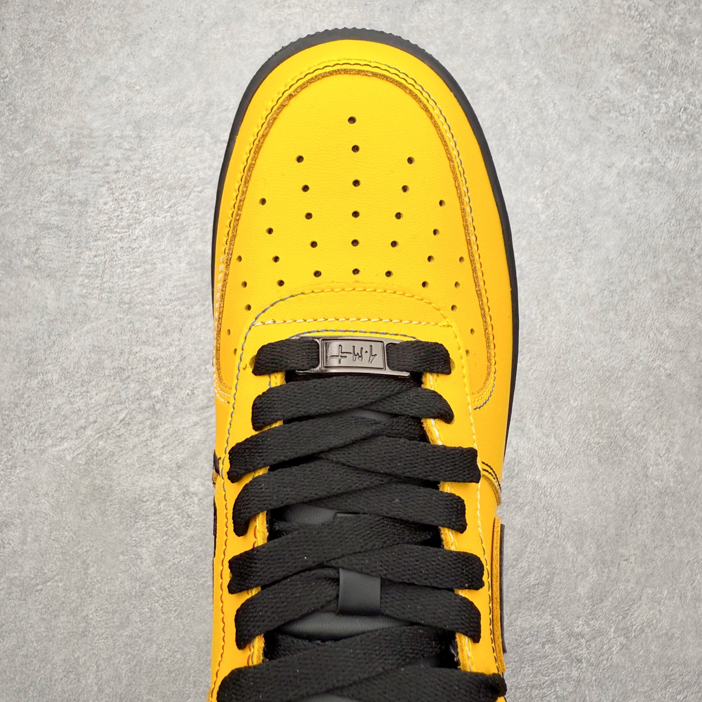 图片[4]-＃XT纯原 NK Air Force 1 Low 空军一号时尚舒适防滑耐磨低帮板鞋 IQ2713-700 顶级批次 2022全新楦头鞋型 鱼鳞大底 历时开发三个月 清洁度完美 二维码鞋标 内置芯片及solo气垫 大底高度及其弧度依照正品 钢印 logo刺绣 鞋口弧度 鞋头长度 鞋面冲孔 鞋垫背胶及钢印 完美鞋型对比正品 每一处都是细节满满 柔软、弹性十足的缓震性能和出色的中底设计 横跨复古与现代的外型结合 造就出风靡全球 三十多年的Force 1 直到今天还深受青睐 实拍调校N版已经零色差零失真 百分百还原实物色彩所见即所得 不存在货不对板色差等低级问题 选购参考实物拍摄 不混卖不参货 只用心做好货严格选品 承诺混一赔十 尺码：36 36.5 37.5 38 38.5 39 40 40.5 41 42 42.5 43 44 44.5 45-选品中心
