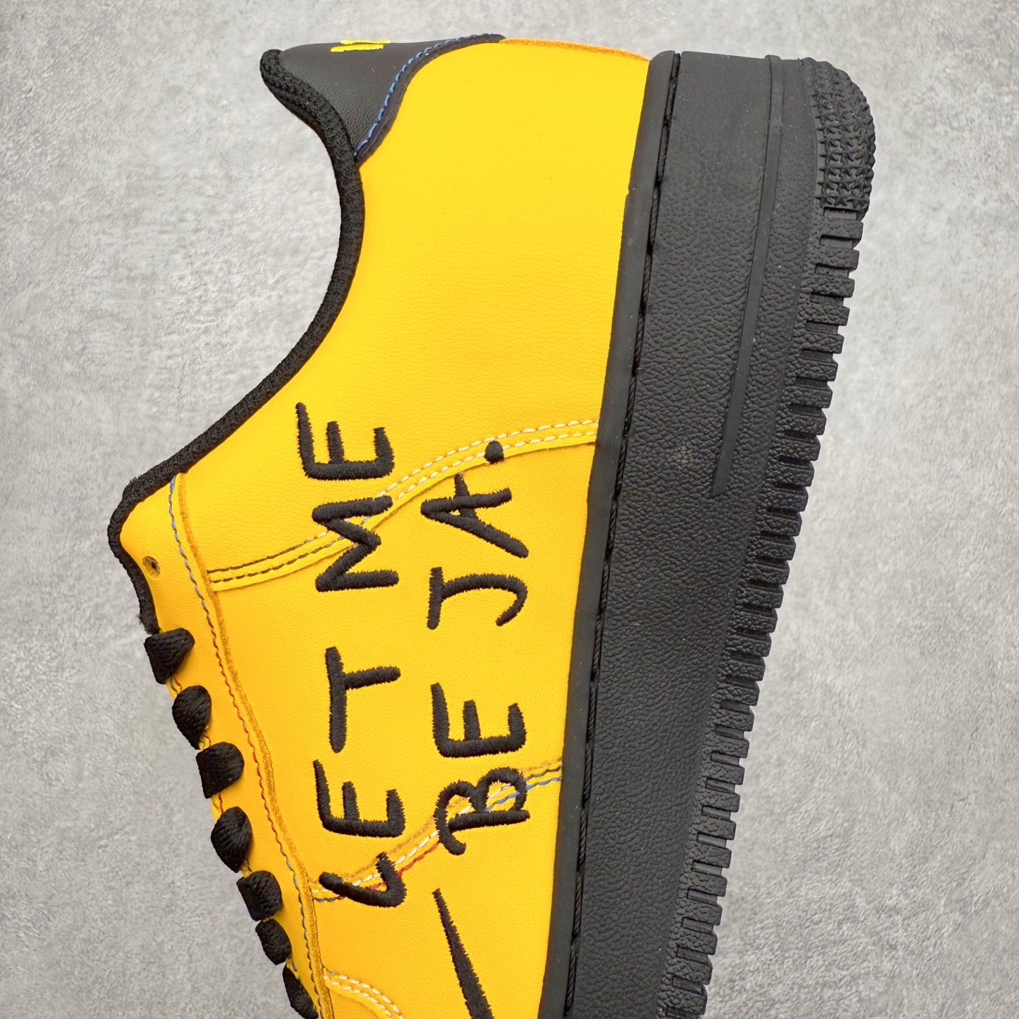 图片[7]-＃XT纯原 NK Air Force 1 Low 空军一号时尚舒适防滑耐磨低帮板鞋 IQ2713-700 顶级批次 2022全新楦头鞋型 鱼鳞大底 历时开发三个月 清洁度完美 二维码鞋标 内置芯片及solo气垫 大底高度及其弧度依照正品 钢印 logo刺绣 鞋口弧度 鞋头长度 鞋面冲孔 鞋垫背胶及钢印 完美鞋型对比正品 每一处都是细节满满 柔软、弹性十足的缓震性能和出色的中底设计 横跨复古与现代的外型结合 造就出风靡全球 三十多年的Force 1 直到今天还深受青睐 实拍调校N版已经零色差零失真 百分百还原实物色彩所见即所得 不存在货不对板色差等低级问题 选购参考实物拍摄 不混卖不参货 只用心做好货严格选品 承诺混一赔十 尺码：36 36.5 37.5 38 38.5 39 40 40.5 41 42 42.5 43 44 44.5 45-选品中心