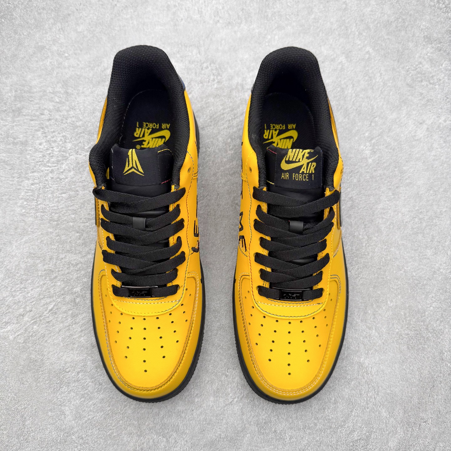 图片[2]-＃XT纯原 NK Air Force 1 Low 空军一号时尚舒适防滑耐磨低帮板鞋 IQ2713-700 顶级批次 2022全新楦头鞋型 鱼鳞大底 历时开发三个月 清洁度完美 二维码鞋标 内置芯片及solo气垫 大底高度及其弧度依照正品 钢印 logo刺绣 鞋口弧度 鞋头长度 鞋面冲孔 鞋垫背胶及钢印 完美鞋型对比正品 每一处都是细节满满 柔软、弹性十足的缓震性能和出色的中底设计 横跨复古与现代的外型结合 造就出风靡全球 三十多年的Force 1 直到今天还深受青睐 实拍调校N版已经零色差零失真 百分百还原实物色彩所见即所得 不存在货不对板色差等低级问题 选购参考实物拍摄 不混卖不参货 只用心做好货严格选品 承诺混一赔十 尺码：36 36.5 37.5 38 38.5 39 40 40.5 41 42 42.5 43 44 44.5 45-选品中心