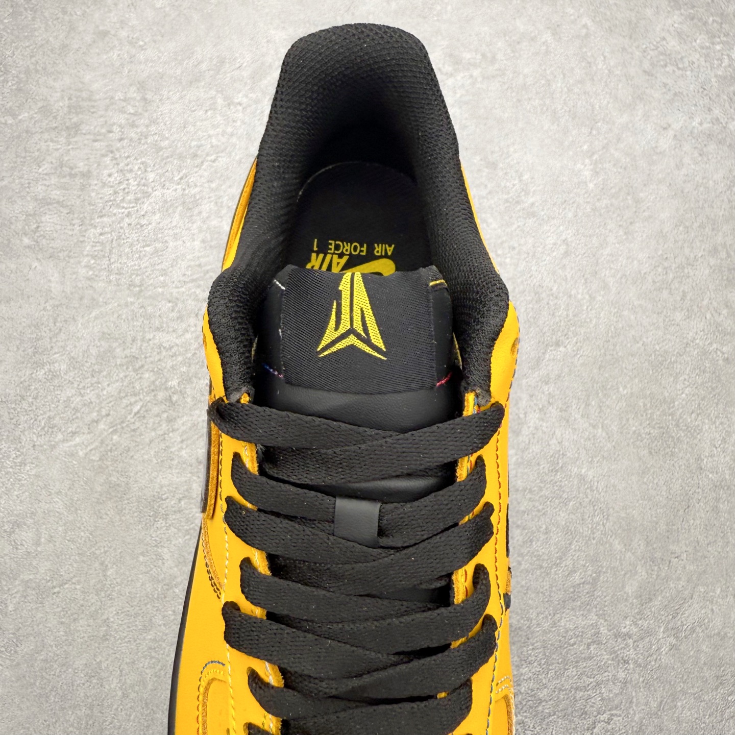 图片[5]-＃XT纯原 NK Air Force 1 Low 空军一号时尚舒适防滑耐磨低帮板鞋 IQ2713-700 顶级批次 2022全新楦头鞋型 鱼鳞大底 历时开发三个月 清洁度完美 二维码鞋标 内置芯片及solo气垫 大底高度及其弧度依照正品 钢印 logo刺绣 鞋口弧度 鞋头长度 鞋面冲孔 鞋垫背胶及钢印 完美鞋型对比正品 每一处都是细节满满 柔软、弹性十足的缓震性能和出色的中底设计 横跨复古与现代的外型结合 造就出风靡全球 三十多年的Force 1 直到今天还深受青睐 实拍调校N版已经零色差零失真 百分百还原实物色彩所见即所得 不存在货不对板色差等低级问题 选购参考实物拍摄 不混卖不参货 只用心做好货严格选品 承诺混一赔十 尺码：36 36.5 37.5 38 38.5 39 40 40.5 41 42 42.5 43 44 44.5 45-选品中心