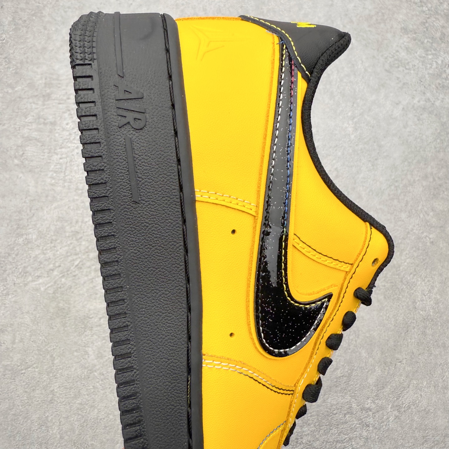 图片[6]-＃XT纯原 NK Air Force 1 Low 空军一号时尚舒适防滑耐磨低帮板鞋 IQ2713-700 顶级批次 2022全新楦头鞋型 鱼鳞大底 历时开发三个月 清洁度完美 二维码鞋标 内置芯片及solo气垫 大底高度及其弧度依照正品 钢印 logo刺绣 鞋口弧度 鞋头长度 鞋面冲孔 鞋垫背胶及钢印 完美鞋型对比正品 每一处都是细节满满 柔软、弹性十足的缓震性能和出色的中底设计 横跨复古与现代的外型结合 造就出风靡全球 三十多年的Force 1 直到今天还深受青睐 实拍调校N版已经零色差零失真 百分百还原实物色彩所见即所得 不存在货不对板色差等低级问题 选购参考实物拍摄 不混卖不参货 只用心做好货严格选品 承诺混一赔十 尺码：36 36.5 37.5 38 38.5 39 40 40.5 41 42 42.5 43 44 44.5 45-选品中心