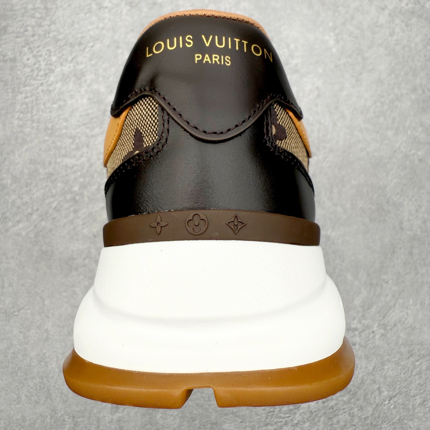 图片[8]-LOUIS VUITTON 2025 秋冬男士系列 Classic 牛皮革圆头系带低帮 生活休闲鞋 男女款 原版开发 市面唯一正确版本 原版购入开发 欢迎对比 这款Classic 运动鞋于 2025 秋冬男士系列初次亮相 以光滑牛皮革塑造考究设计 可轻松融入各式造型 瞩目 LV 字母标注鞋侧 轻盈橡胶外底点缀 Vuitton 标识 材料使用原版定制进口头层牛皮 内里使用原版进口透气网里 原版开模橡胶发泡材质大底 内增高4CM 尺码： 39 40 41 42 43 44 45-选品中心