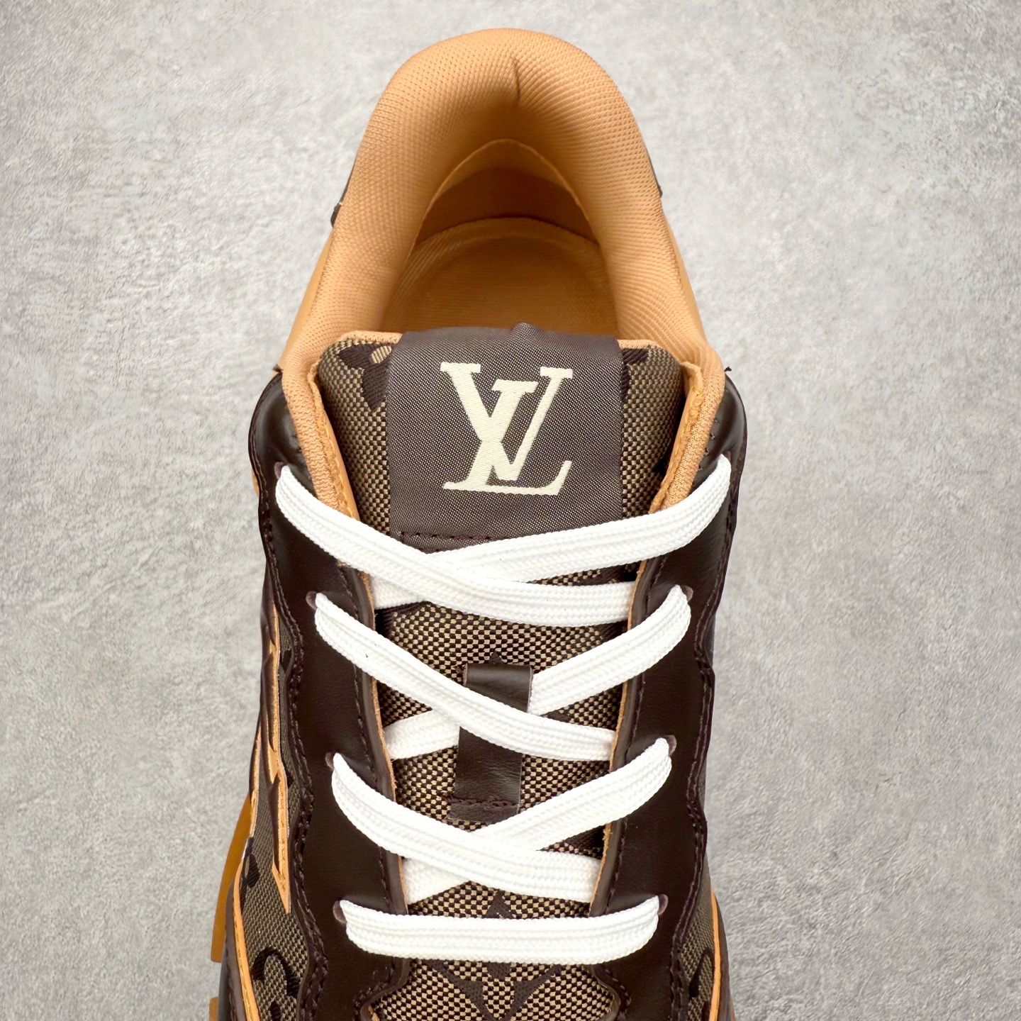 图片[5]-LOUIS VUITTON 2025 秋冬男士系列 Classic 牛皮革圆头系带低帮 生活休闲鞋 男女款 原版开发 市面唯一正确版本 原版购入开发 欢迎对比 这款Classic 运动鞋于 2025 秋冬男士系列初次亮相 以光滑牛皮革塑造考究设计 可轻松融入各式造型 瞩目 LV 字母标注鞋侧 轻盈橡胶外底点缀 Vuitton 标识 材料使用原版定制进口头层牛皮 内里使用原版进口透气网里 原版开模橡胶发泡材质大底 内增高4CM 尺码： 39 40 41 42 43 44 45-选品中心