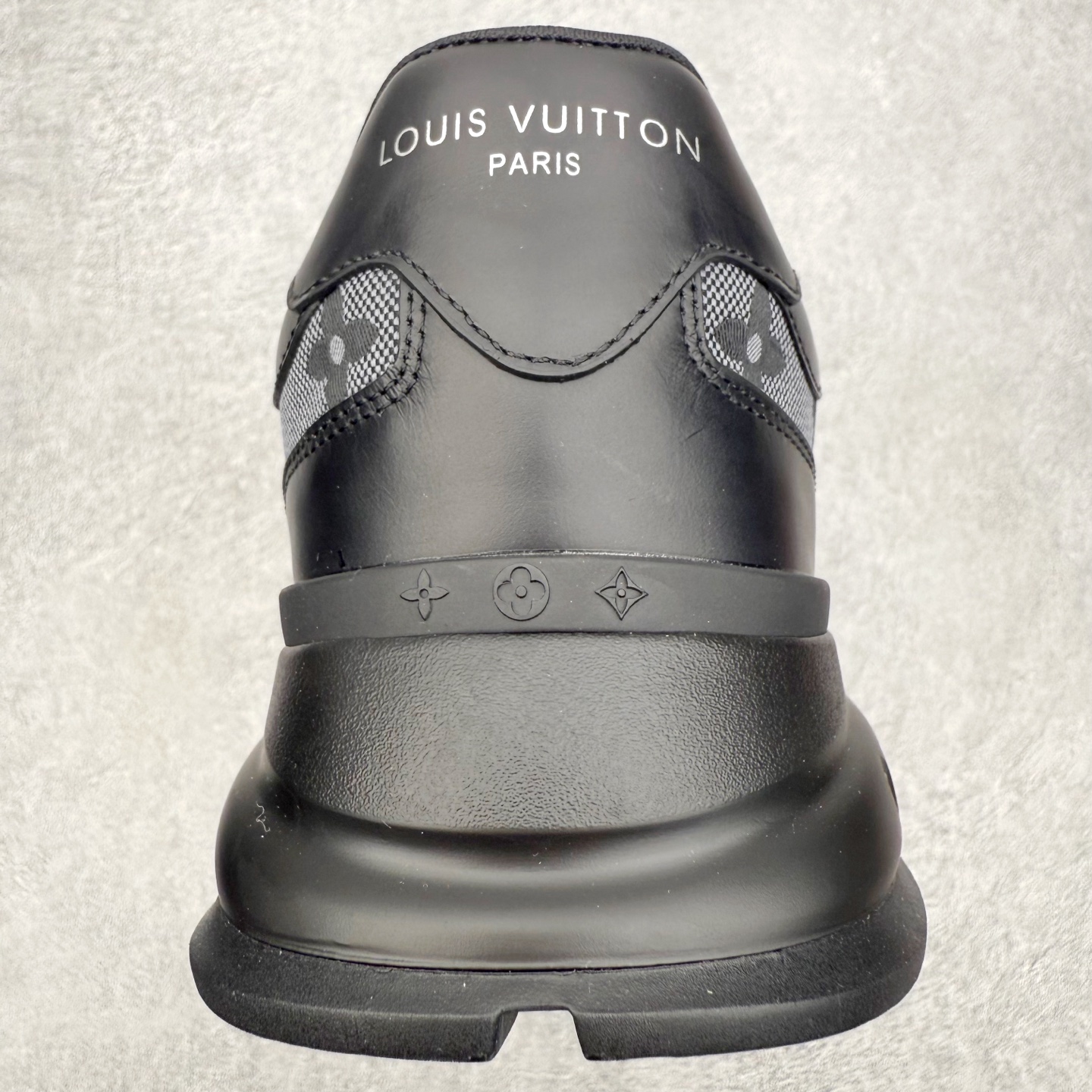 图片[8]-LOUIS VUITTON 2025 秋冬男士系列 Classic 牛皮革圆头系带低帮 生活休闲鞋 男女款 原版开发 市面唯一正确版本 原版购入开发 欢迎对比 这款Classic 运动鞋于 2025 秋冬男士系列初次亮相 以光滑牛皮革塑造考究设计 可轻松融入各式造型 瞩目 LV 字母标注鞋侧 轻盈橡胶外底点缀 Vuitton 标识 材料使用原版定制进口头层牛皮 内里使用原版进口透气网里 原版开模橡胶发泡材质大底 内增高4CM 尺码： 39 40 41 42 43 44 45-选品中心