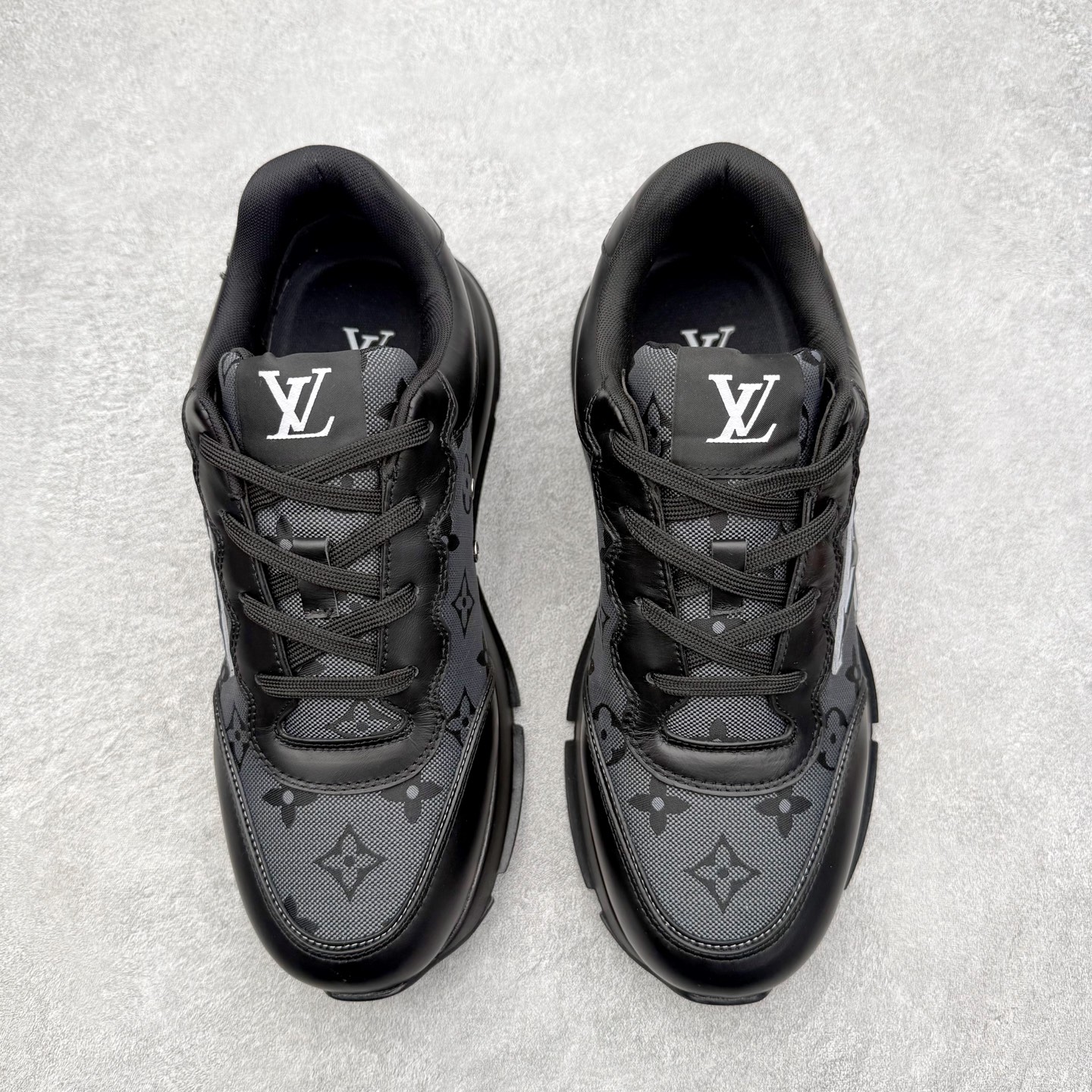 图片[2]-LOUIS VUITTON 2025 秋冬男士系列 Classic 牛皮革圆头系带低帮 生活休闲鞋 男女款 原版开发 市面唯一正确版本 原版购入开发 欢迎对比 这款Classic 运动鞋于 2025 秋冬男士系列初次亮相 以光滑牛皮革塑造考究设计 可轻松融入各式造型 瞩目 LV 字母标注鞋侧 轻盈橡胶外底点缀 Vuitton 标识 材料使用原版定制进口头层牛皮 内里使用原版进口透气网里 原版开模橡胶发泡材质大底 内增高4CM 尺码： 39 40 41 42 43 44 45-选品中心