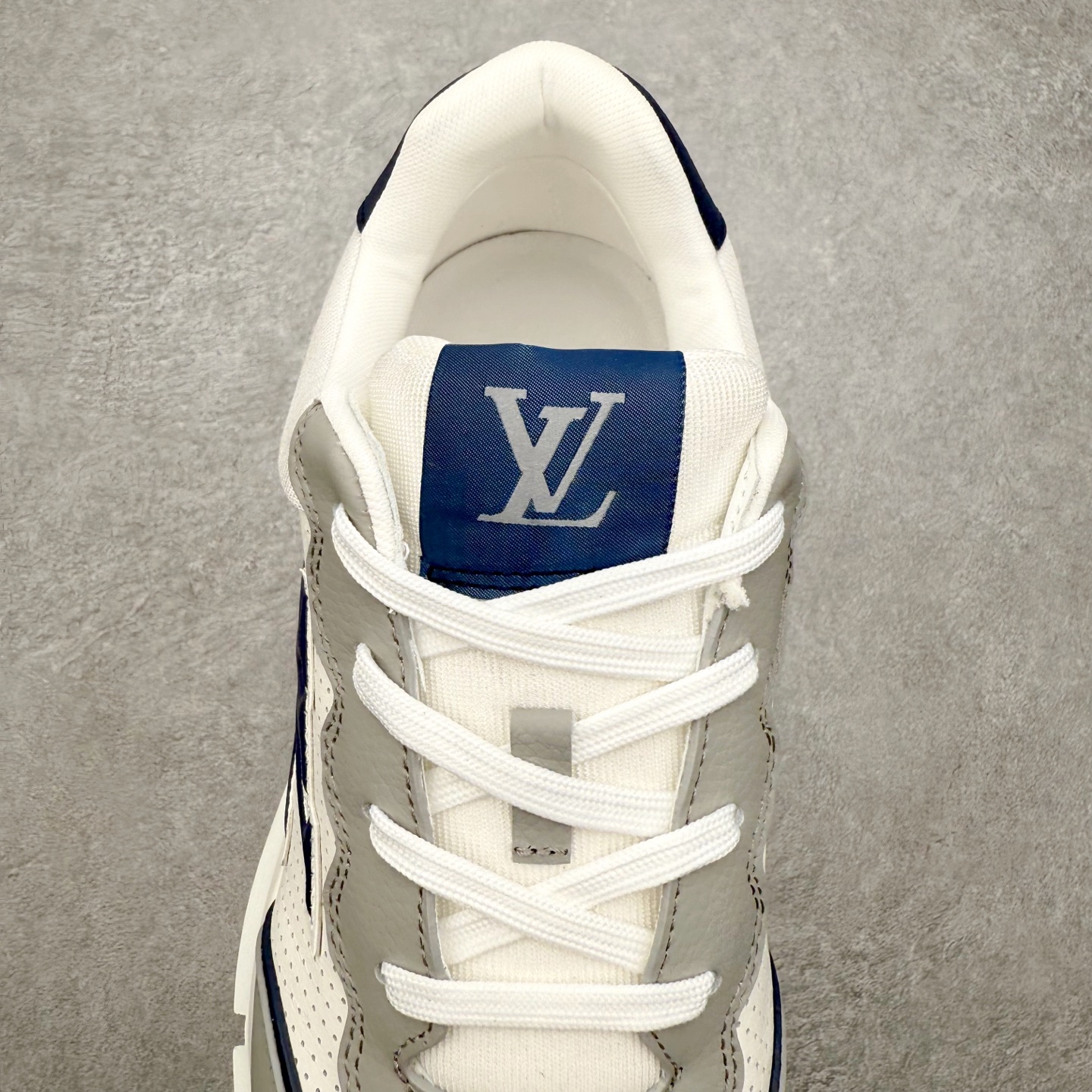 图片[5]-LOUIS VUITTON 2025 秋冬男士系列 Classic 牛皮革圆头系带低帮 生活休闲鞋 男女款 原版开发 市面唯一正确版本 原版购入开发 欢迎对比 这款Classic 运动鞋于 2025 秋冬男士系列初次亮相 以光滑牛皮革塑造考究设计 可轻松融入各式造型 瞩目 LV 字母标注鞋侧 轻盈橡胶外底点缀 Vuitton 标识 材料使用原版定制进口头层牛皮 内里使用原版进口透气网里 原版开模橡胶发泡材质大底 内增高4CM 尺码： 39 40 41 42 43 44 45-选品中心
