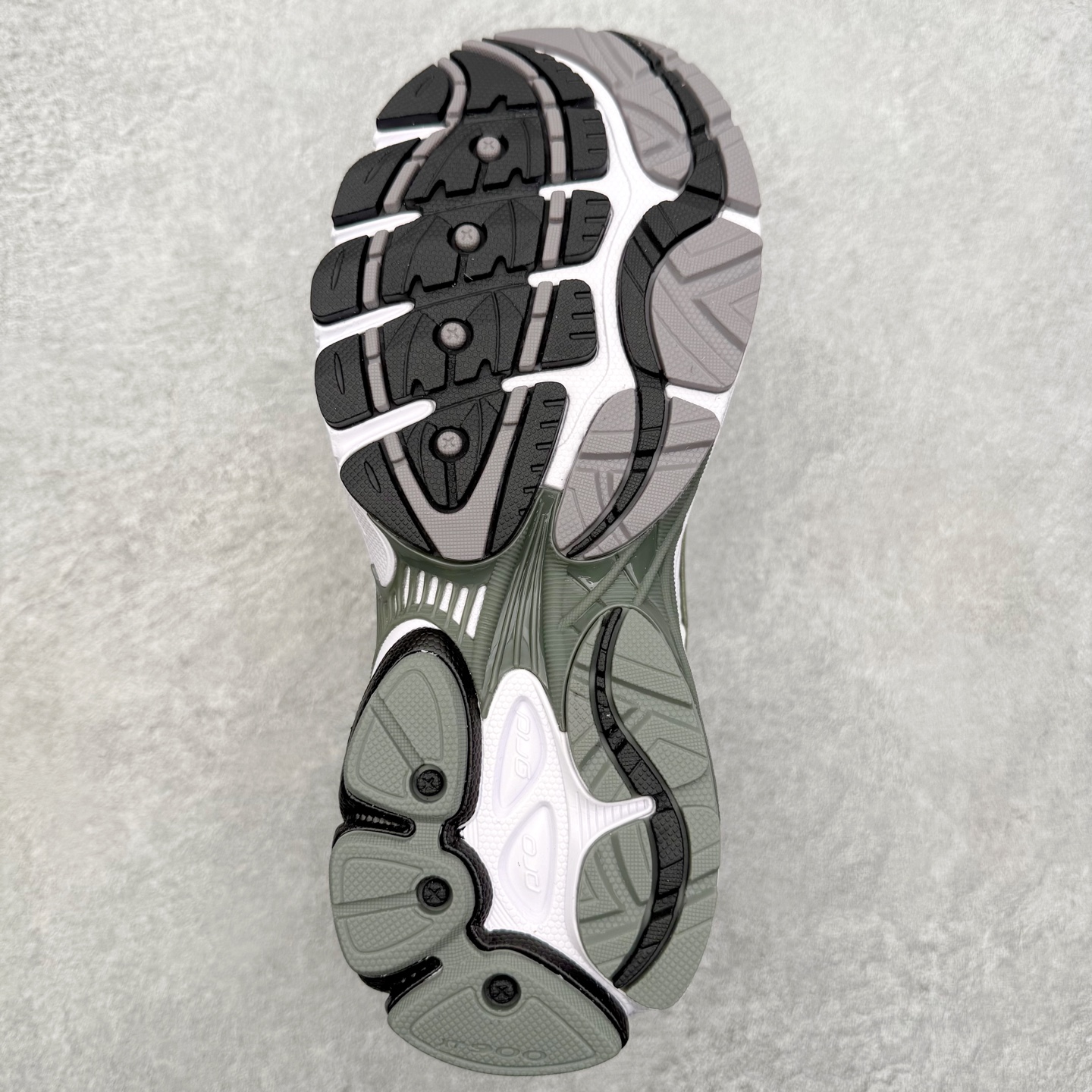 图片[9]-Saucony ProGrid Omni 索康尼全擎9舒适柔软跑步鞋 男女同款 Saucony（索康尼）是创建于1898年的百年跑步运动品牌，专注于跑步装备的设计、研发和制造，追求跑鞋的极致舒适，让跑者感受愉悦体验，不断突破，创造更多的人生 实拍调校N版已经零色差零失真 百分百还原实物色彩所见即所得 不存在货不对板色差等低级问题 选购参考实物拍摄 不混卖不参货 只用心做好货严格选品 承诺混一赔十 尺码：36 36.5 37.5 38 38.5 39 40 40.5 41 42 42.5 43 44 44.5 45-选品中心