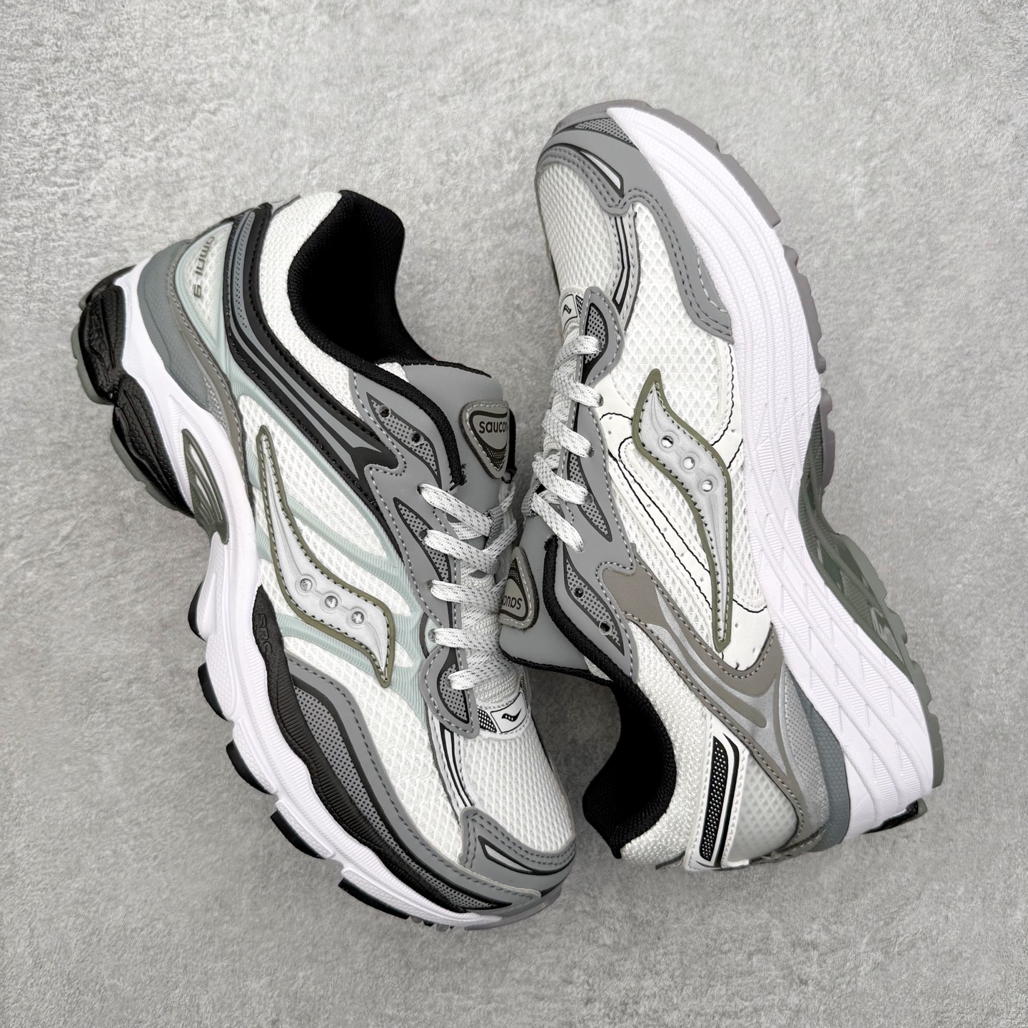 图片[3]-Saucony ProGrid Omni 索康尼全擎9舒适柔软跑步鞋 男女同款 Saucony（索康尼）是创建于1898年的百年跑步运动品牌，专注于跑步装备的设计、研发和制造，追求跑鞋的极致舒适，让跑者感受愉悦体验，不断突破，创造更多的人生 实拍调校N版已经零色差零失真 百分百还原实物色彩所见即所得 不存在货不对板色差等低级问题 选购参考实物拍摄 不混卖不参货 只用心做好货严格选品 承诺混一赔十 尺码：36 36.5 37.5 38 38.5 39 40 40.5 41 42 42.5 43 44 44.5 45-选品中心