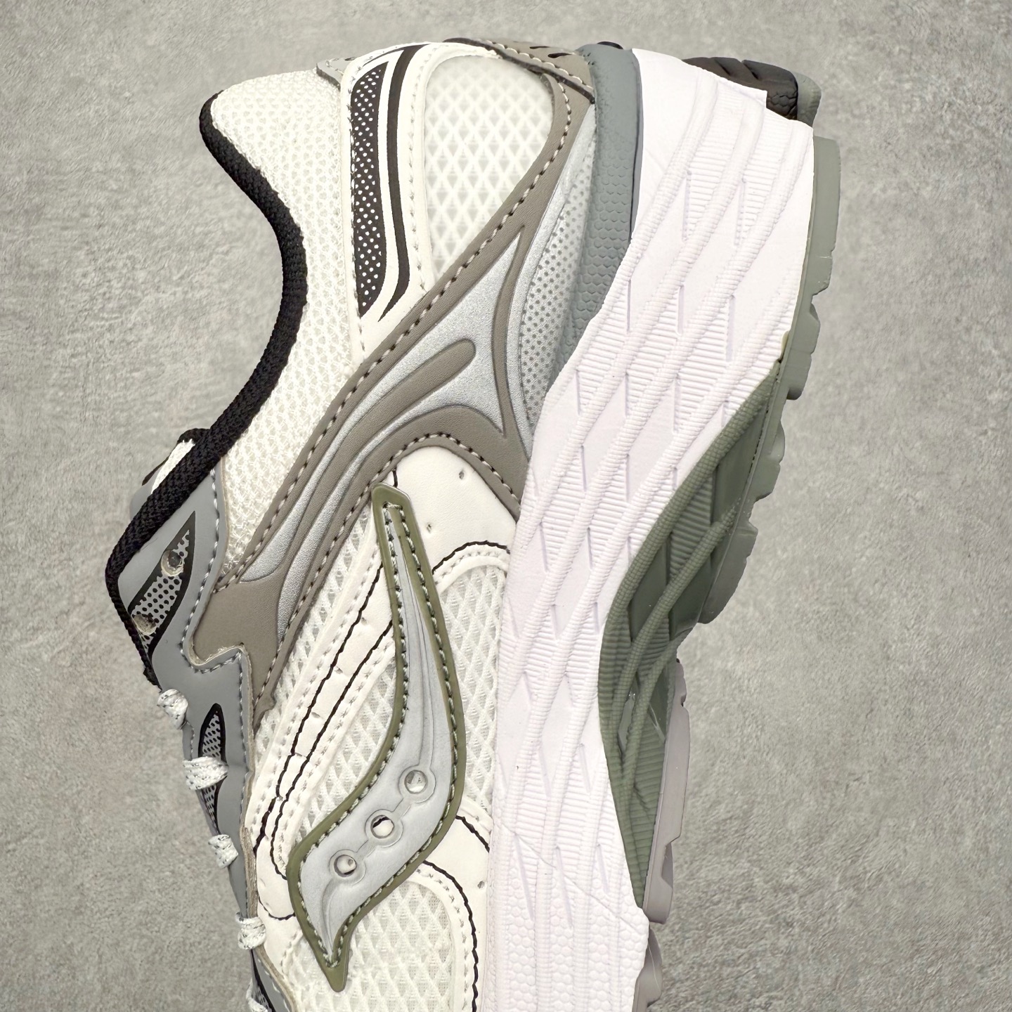 图片[7]-Saucony ProGrid Omni 索康尼全擎9舒适柔软跑步鞋 男女同款 Saucony（索康尼）是创建于1898年的百年跑步运动品牌，专注于跑步装备的设计、研发和制造，追求跑鞋的极致舒适，让跑者感受愉悦体验，不断突破，创造更多的人生 实拍调校N版已经零色差零失真 百分百还原实物色彩所见即所得 不存在货不对板色差等低级问题 选购参考实物拍摄 不混卖不参货 只用心做好货严格选品 承诺混一赔十 尺码：36 36.5 37.5 38 38.5 39 40 40.5 41 42 42.5 43 44 44.5 45-选品中心