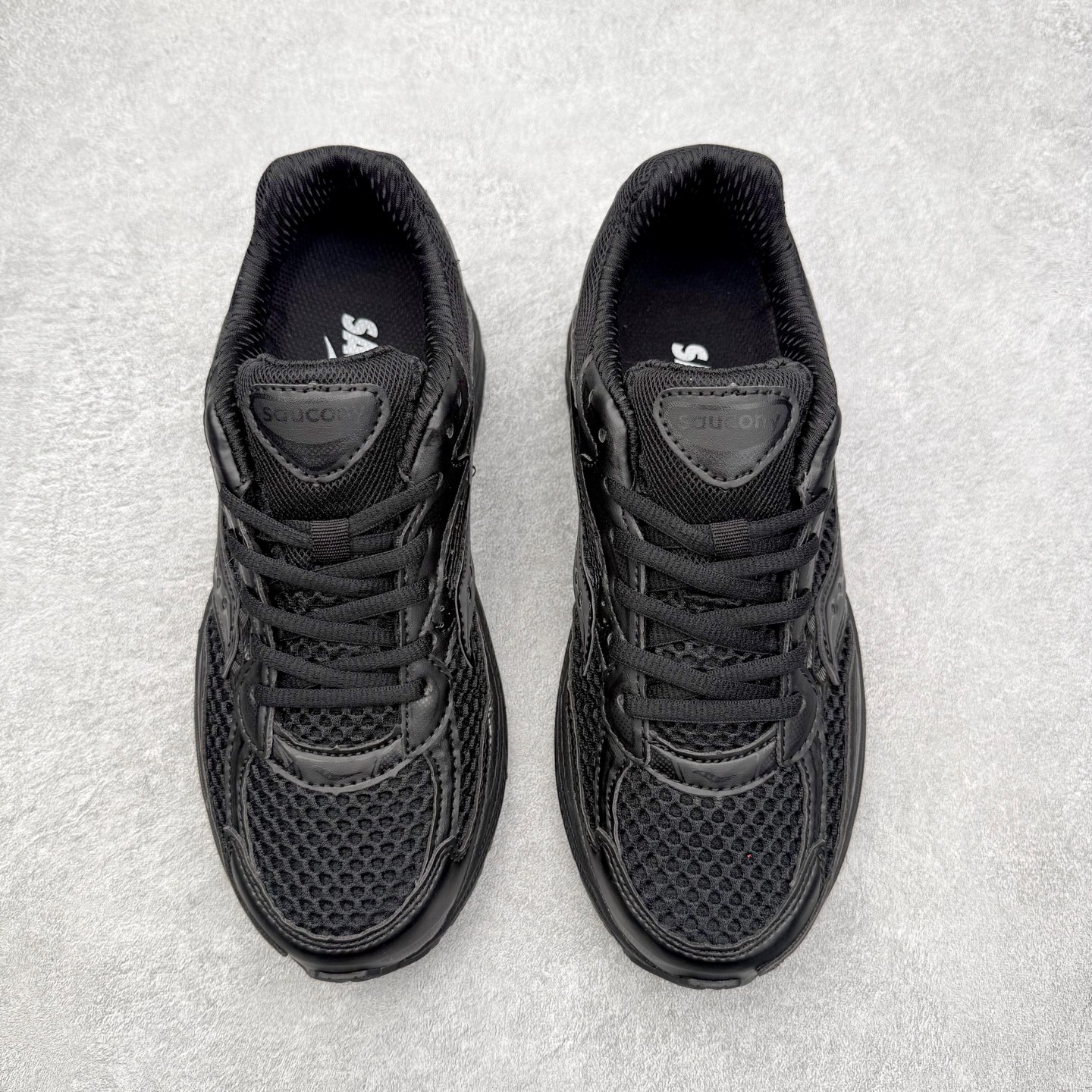 图片[2]-Saucony ProGrid Omni 索康尼全擎9舒适柔软跑步鞋 男女同款 Saucony（索康尼）是创建于1898年的百年跑步运动品牌，专注于跑步装备的设计、研发和制造，追求跑鞋的极致舒适，让跑者感受愉悦体验，不断突破，创造更多的人生 实拍调校N版已经零色差零失真 百分百还原实物色彩所见即所得 不存在货不对板色差等低级问题 选购参考实物拍摄 不混卖不参货 只用心做好货严格选品 承诺混一赔十 尺码：36 36.5 37.5 38 38.5 39 40 40.5 41 42 42.5 43 44 44.5 45-选品中心