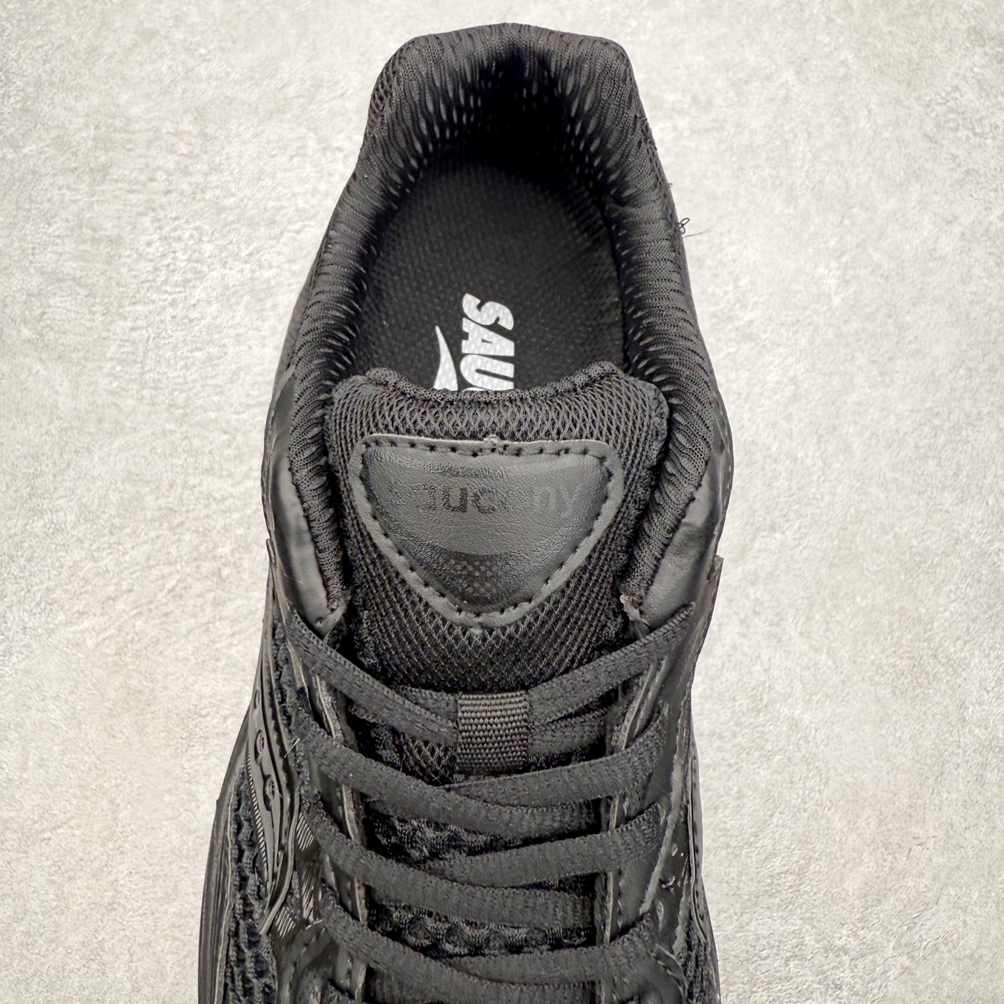 图片[5]-Saucony ProGrid Omni 索康尼全擎9舒适柔软跑步鞋 男女同款 Saucony（索康尼）是创建于1898年的百年跑步运动品牌，专注于跑步装备的设计、研发和制造，追求跑鞋的极致舒适，让跑者感受愉悦体验，不断突破，创造更多的人生 实拍调校N版已经零色差零失真 百分百还原实物色彩所见即所得 不存在货不对板色差等低级问题 选购参考实物拍摄 不混卖不参货 只用心做好货严格选品 承诺混一赔十 尺码：36 36.5 37.5 38 38.5 39 40 40.5 41 42 42.5 43 44 44.5 45-选品中心