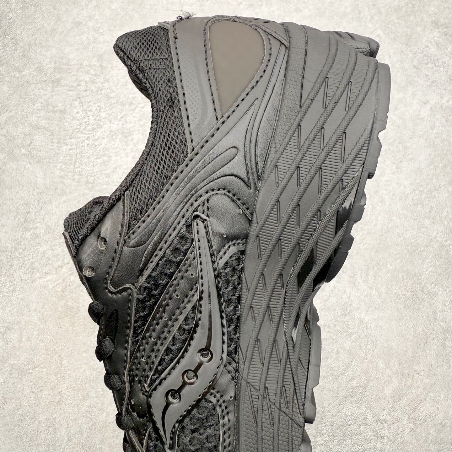 图片[7]-Saucony ProGrid Omni 索康尼全擎9舒适柔软跑步鞋 男女同款 Saucony（索康尼）是创建于1898年的百年跑步运动品牌，专注于跑步装备的设计、研发和制造，追求跑鞋的极致舒适，让跑者感受愉悦体验，不断突破，创造更多的人生 实拍调校N版已经零色差零失真 百分百还原实物色彩所见即所得 不存在货不对板色差等低级问题 选购参考实物拍摄 不混卖不参货 只用心做好货严格选品 承诺混一赔十 尺码：36 36.5 37.5 38 38.5 39 40 40.5 41 42 42.5 43 44 44.5 45-选品中心