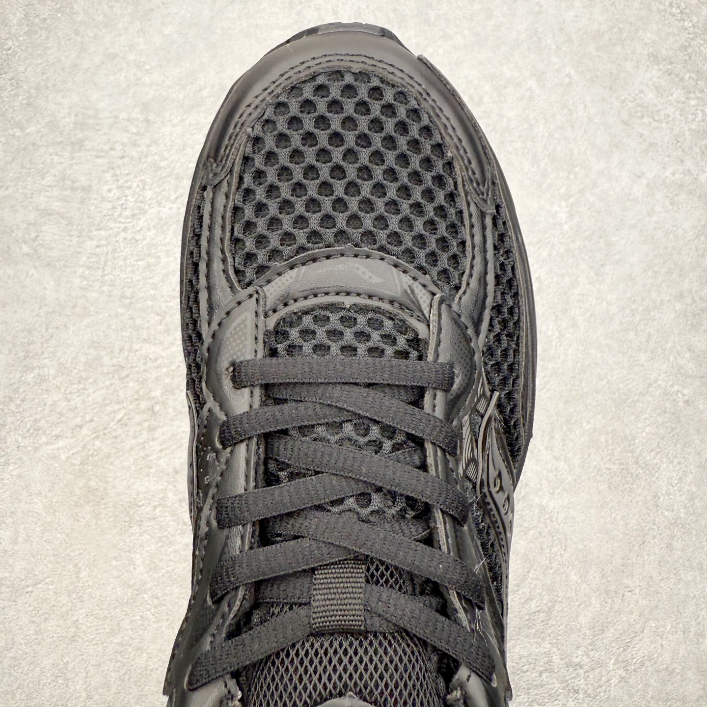 图片[4]-Saucony ProGrid Omni 索康尼全擎9舒适柔软跑步鞋 男女同款 Saucony（索康尼）是创建于1898年的百年跑步运动品牌，专注于跑步装备的设计、研发和制造，追求跑鞋的极致舒适，让跑者感受愉悦体验，不断突破，创造更多的人生 实拍调校N版已经零色差零失真 百分百还原实物色彩所见即所得 不存在货不对板色差等低级问题 选购参考实物拍摄 不混卖不参货 只用心做好货严格选品 承诺混一赔十 尺码：36 36.5 37.5 38 38.5 39 40 40.5 41 42 42.5 43 44 44.5 45-选品中心